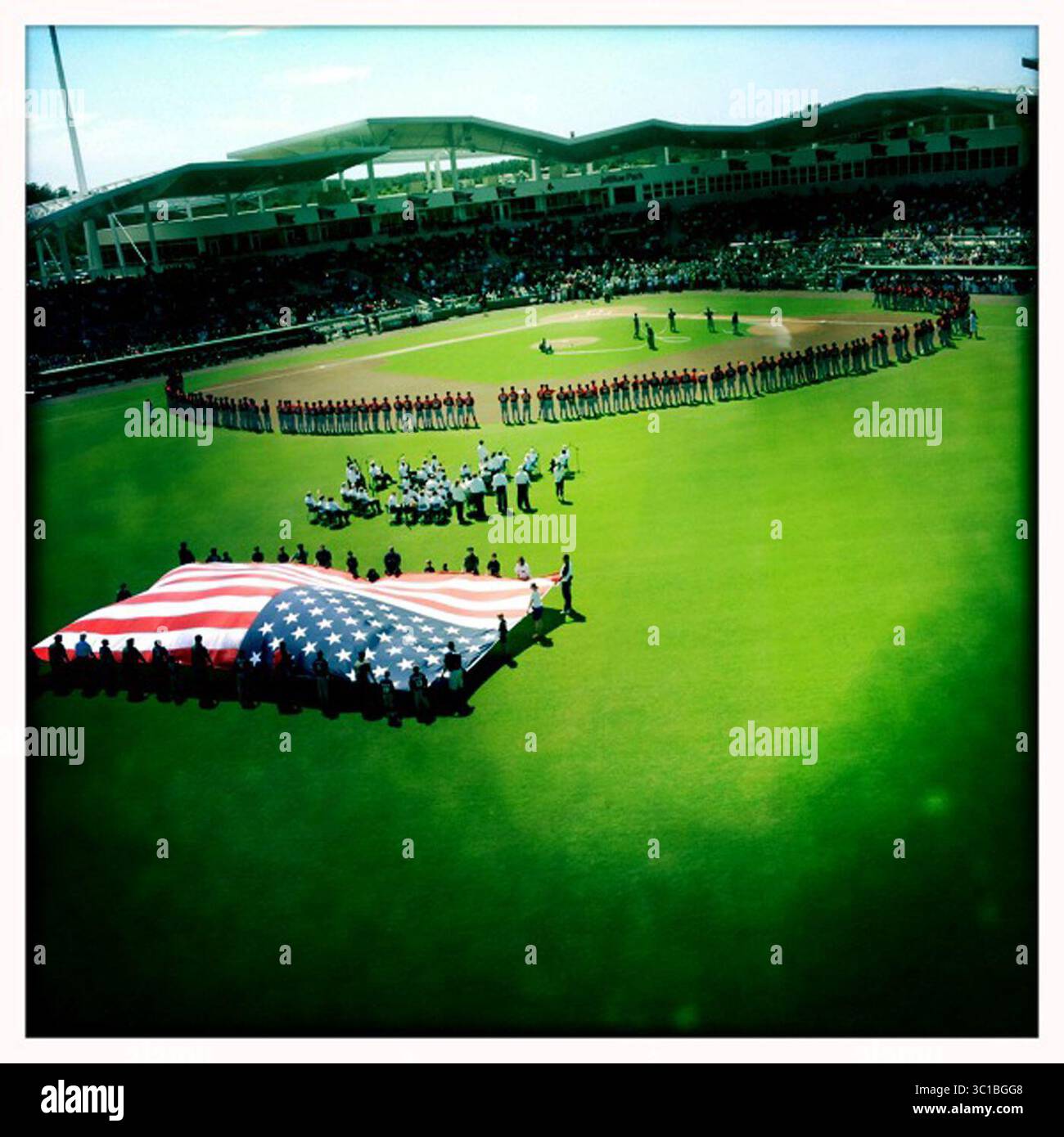 4 marzo 2012 - ft. Myers, Minnesota Twins e Boston Red Sox rappresentarono l'inno nazionale prima della partita al Jet Blue Stadium. (/STAR TRIBUNE) (immagine di credito: Elizabeth Flores/Minneapolis Star Tribune/TNS via cavo ZUMA) Foto Stock