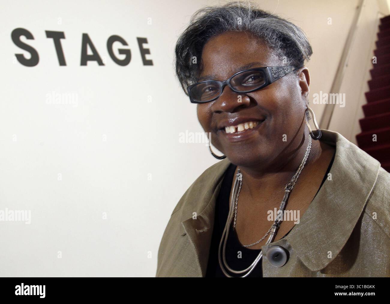 13 marzo 2012 - Minneapolis, Minnesota, Stati Uniti - la commedia wright of, Lizzie Bright and the Buckminster Boy, Cheryl L. West, nella casa del Children's Theater, mentre le prove si svolgono sul palco in background. [   Assegnazioni #20022498A  13 marzo 2011  LUG: Stag0318   INFORMAZIONI SUPPLEMENTARI: CQâ€™a cura del PR presso il CTC. (Immagine di credito: Tom Wallace/Minneapolis Star Tribune/TNS via cavo ZUMA) Foto Stock