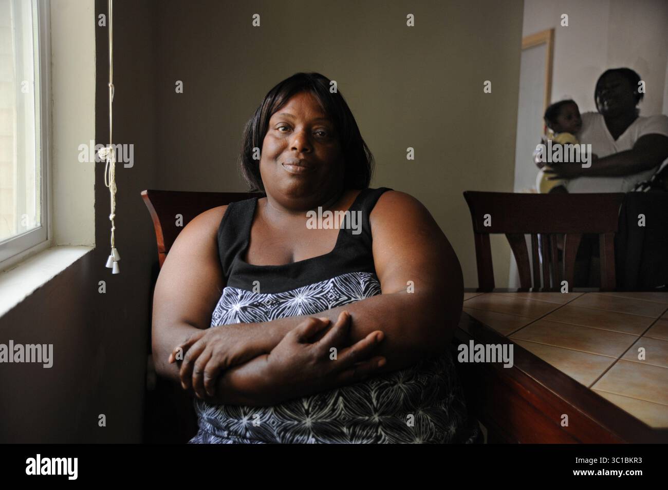 23 luglio 2012 - Minneapolis, Mn, Stati Uniti - Lucy Mae Hollman ha vissuto l'ultimo anno in un appartamento di lusso in un duplex del lato nord con sua figlia Shadana Hollman, che ha una figlia di 5 anni, tiene in custodia la nipote di un anno Zamaria Holmes. Quando nel 1992 è stata intentata una causa storica per desegregare gli alloggi pubblici a nord di Minneapolis, la querelante principale Lucy Mae Hollman ha detto che il suo obiettivo era quello di passare dai progetti alla periferia, dove più persone lavoravano e i suoi figli avrebbero avuto modelli di comportamento migliori. Hollman ha dato il suo nome a una causa che ha rimodellato 73 acri di immobili di prima qualità Foto Stock 23 luglio 2012 - Minneapolis, Mn, Stati Uniti - Lucy Mae Hollman ha vissuto l'ultimo anno in un appartamento di lusso in un duplex del lato nord con sua figlia Shadana Hollman, che ha una figlia di 5 anni, tiene in custodia la nipote di un anno Zamaria Holmes. Quando nel 1992 è stata intentata una causa storica per desegregare gli alloggi pubblici a nord di Minneapolis, la querelante principale Lucy Mae Hollman ha detto che il suo obiettivo era quello di passare dai progetti alla periferia, dove più persone lavoravano e i suoi figli avrebbero avuto modelli di comportamento migliori. Hollman ha dato il suo nome a una causa che ha rimodellato 73 acri di immobili di prima qualità Foto Stock