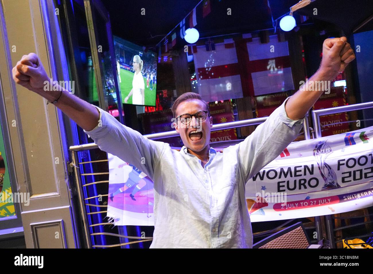 Broad Street, Birmingham, 22 luglio 2025: Martedì 22 sera un fan dell'Inghilterra festeggia fuori Walkabout su Broad Street a Birmingham, mentre l'Inghilterra batte l'Italia 2-1 alla semifinale Women's Euro 2025. Crediti: British News and Media/Alamy Live News Foto Stock