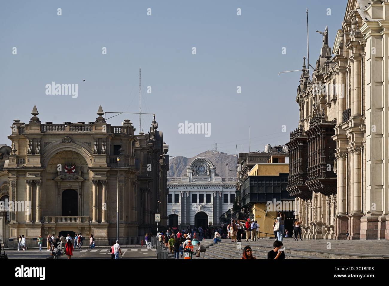 Plaza Mayor de Lima, con il Palazzo dell'Arcivescovo, il Palazzo del governo e la Casa della letteratura peruviana. Lima, Perù Foto Stock