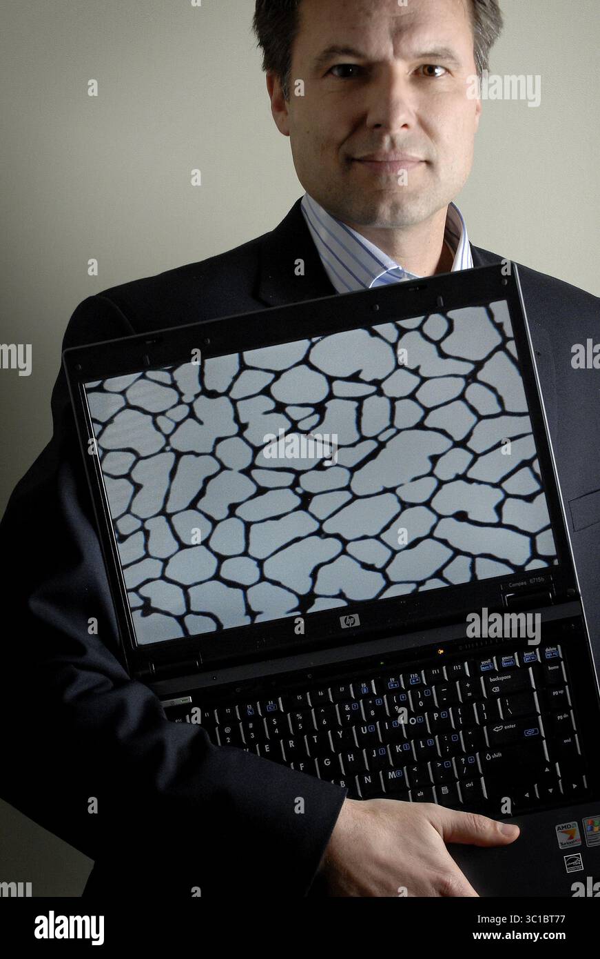 17 gennaio 2008 - St. Paul, MN - Minnesota, Stati Uniti -- giovedì 17 gennaio 2007 -- St. Paul, Minn. -- Jon Brodd, CEO di cima NanoTech, detiene un'immagine microscopica di un prodotto sviluppato dalla sua azienda di nano particelle, che si sono auto-assemblate in un rivestimento trasparente che viene sviluppato per schermi al plasma, touch screen e celle solari. Questi fori hanno una media di 100 micron, circa il diametro di un capello umano. EDS: È NECESSARIO LASCIARE '' IN FASE DI SVILUPPO'' NELLA DIDASCALIA, IN QUANTO NON È ANCORA IN USO. GS (immagine di credito: Glen Stubbe/Minneapolis Star Tribune/TNS via cavo ZUMA) Foto Stock