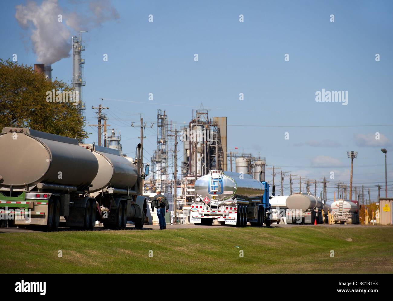 29 settembre 2011 - Williston, Minnesota, Stati Uniti - le attività commerciali sono aumentate presso la raffineria Tesoro Mandan di Mandan, North Dakota, che raffina principalmente greggio dal North Dakota e dal Canada. I camion cisterna allineati presso lo stabilimento trasportano quotidianamente carburante più raffinato verso il North Dakota occidentale, dato che le recenti esplorazioni petrolifere hanno anche aumentato la domanda di carburante. (Immagine di credito: Glen Stubbe/Minneapolis Star Tribune/TNS via cavo ZUMA) Foto Stock