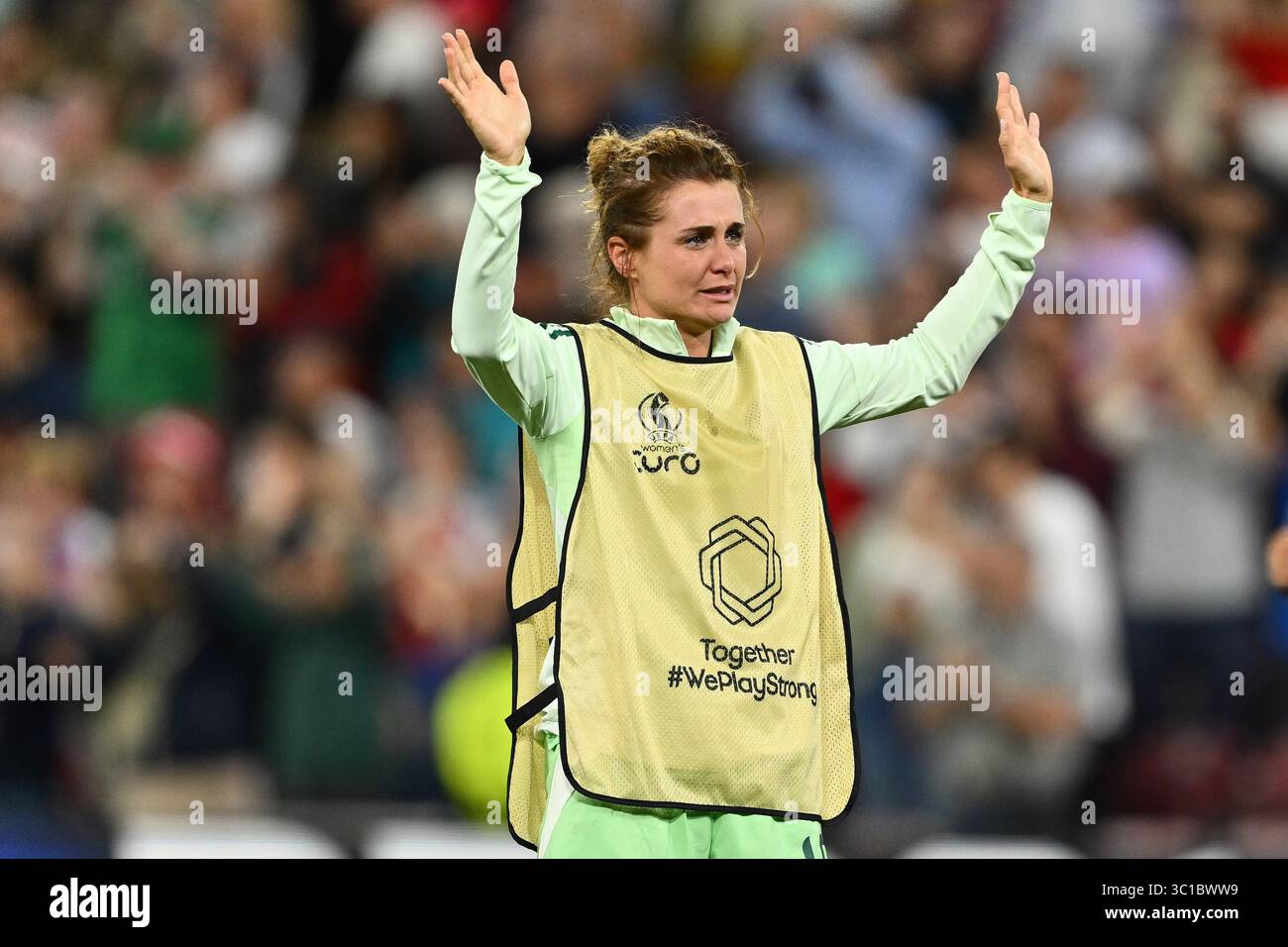 La delusione di Cristiana Girelli (ITA) al termine della semifinale UEFA EURO 2025 femminile tra Inghilterra e Italia allo Stade de Geneve il 22 luglio 2025 a Ginevra, Svizzera. Crediti: Domenico Cippitelli/Alamy Live News Foto Stock