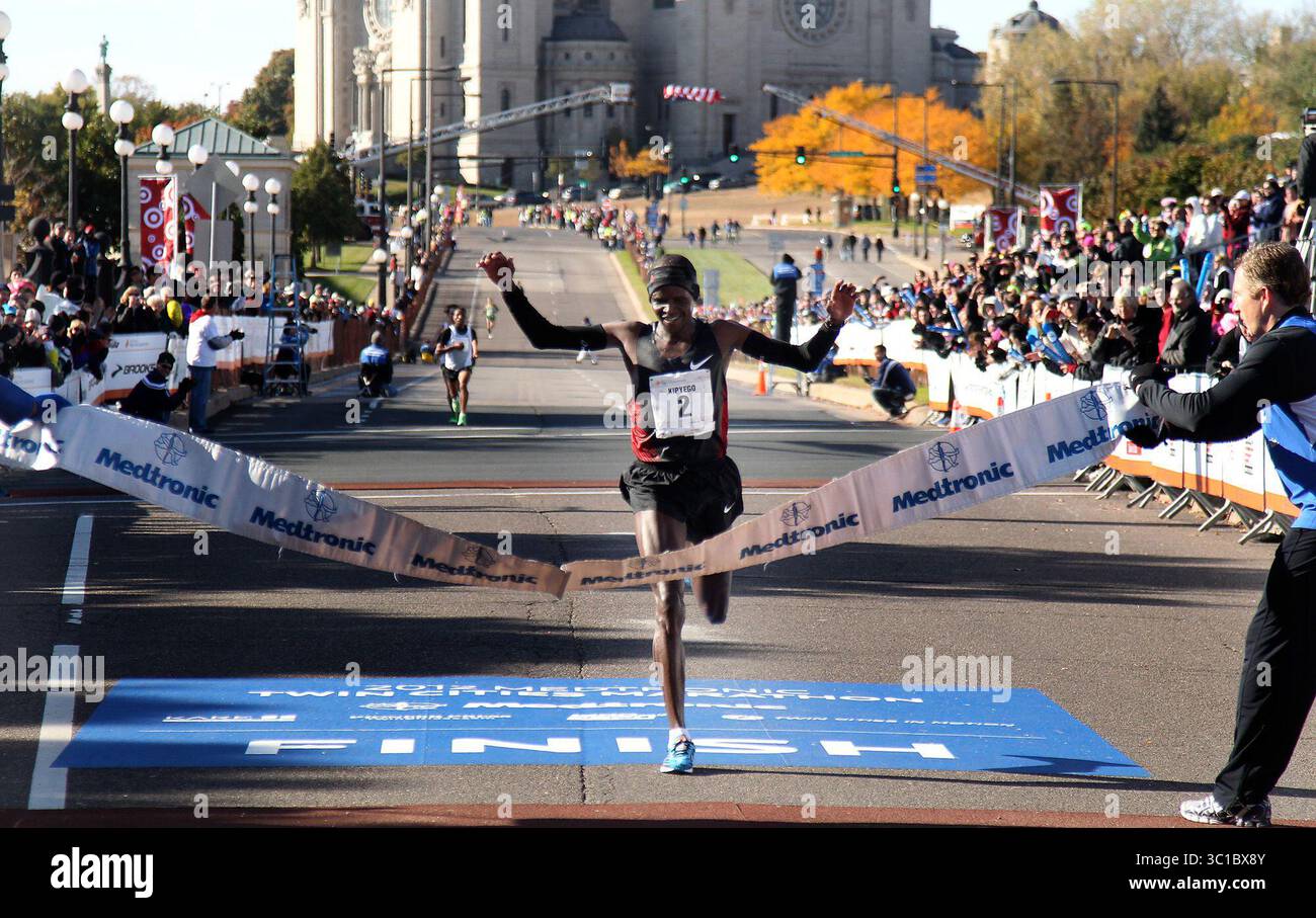 7 ottobre 2012 - Minneapolis, MN, Stati Uniti - il corridore Christopher Kipyego si è fatto strada per vincere la Medtronic Twin Cities Marathon con il tempo di 2:14:55, domenica 7 ottobre 2012 a Minneapolis, Minnesota. (/STAR TRIBUNE) (immagine di credito: Elizabeth Flores/Minneapolis Star Tribune/TNS via cavo ZUMA) Foto Stock