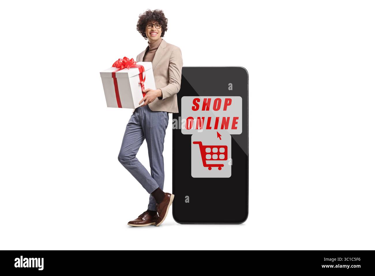 Uomo con una confezione regalo appoggiato su uno smartphone isolato su sfondo bianco Foto Stock