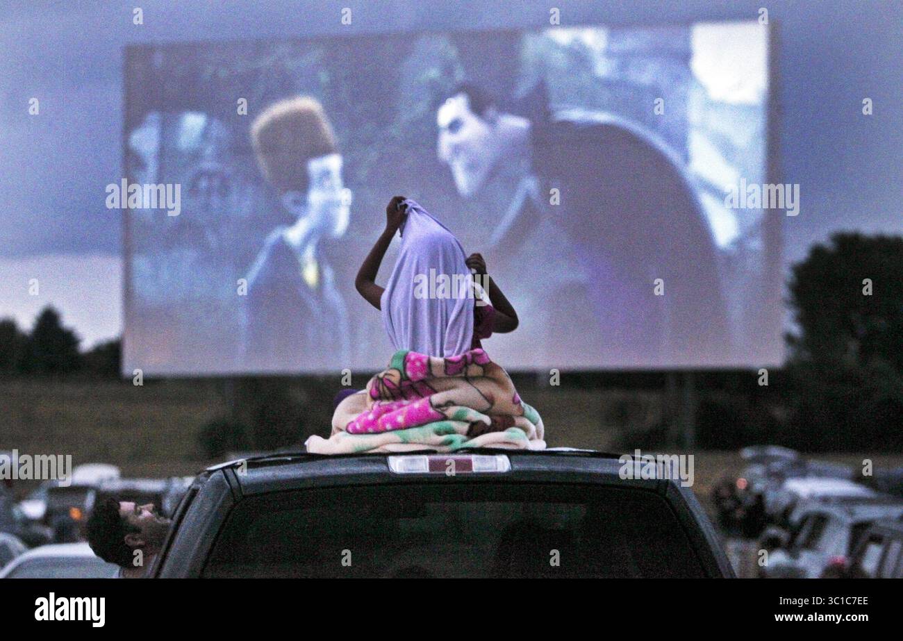 14 luglio 2012 - Cottage Grove, Minnesota, Stati Uniti - Un giovane spettatore di film si è messo a proprio agio in cima al veicolo della famiglia per le anteprime prima di accontentarsi della doppia rappresentazione di Ice Age: Continental Drift and Brave venerdì 13 luglio 2012 al Cottage View Drive-in di Cottage Grove, Minnesota. Summer in the City al Cottage View Drive-in, dove giocavano l'era glaciale: Continental Drift e Brave. (Immagine di credito: David Joles/Minneapolis Star Tribune/TNS via cavo ZUMA) Foto Stock