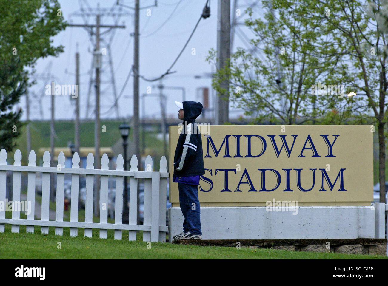 8 maggio 2005 - St. Paul, Minnesota, Stati Uniti - - Strib 05/08/05 - Assegna#95921 - la squadra di baseball dei Saints giocò una partita contro i Sioux Falls Canaries alle 5:30 di domenica mattina, rendendolo il primo orario di partenza per una partita di baseball professionistico di sempre. Ai fan è stato permesso di piazzare le tende sull'erba la sera prima in preparazione per l'inizio del primo tempo. Diverse migliaia di tifosi si sono presentati per la prima partita... IN QUESTA FOTO: Forse erano le 6.30 del mattino, ma Brian Kill, 10 di Blaine erano pronti a scopare le palle che avrebbero potuto volare sopra il tetto del Midway Stadium. Brian e altri otto Foto Stock