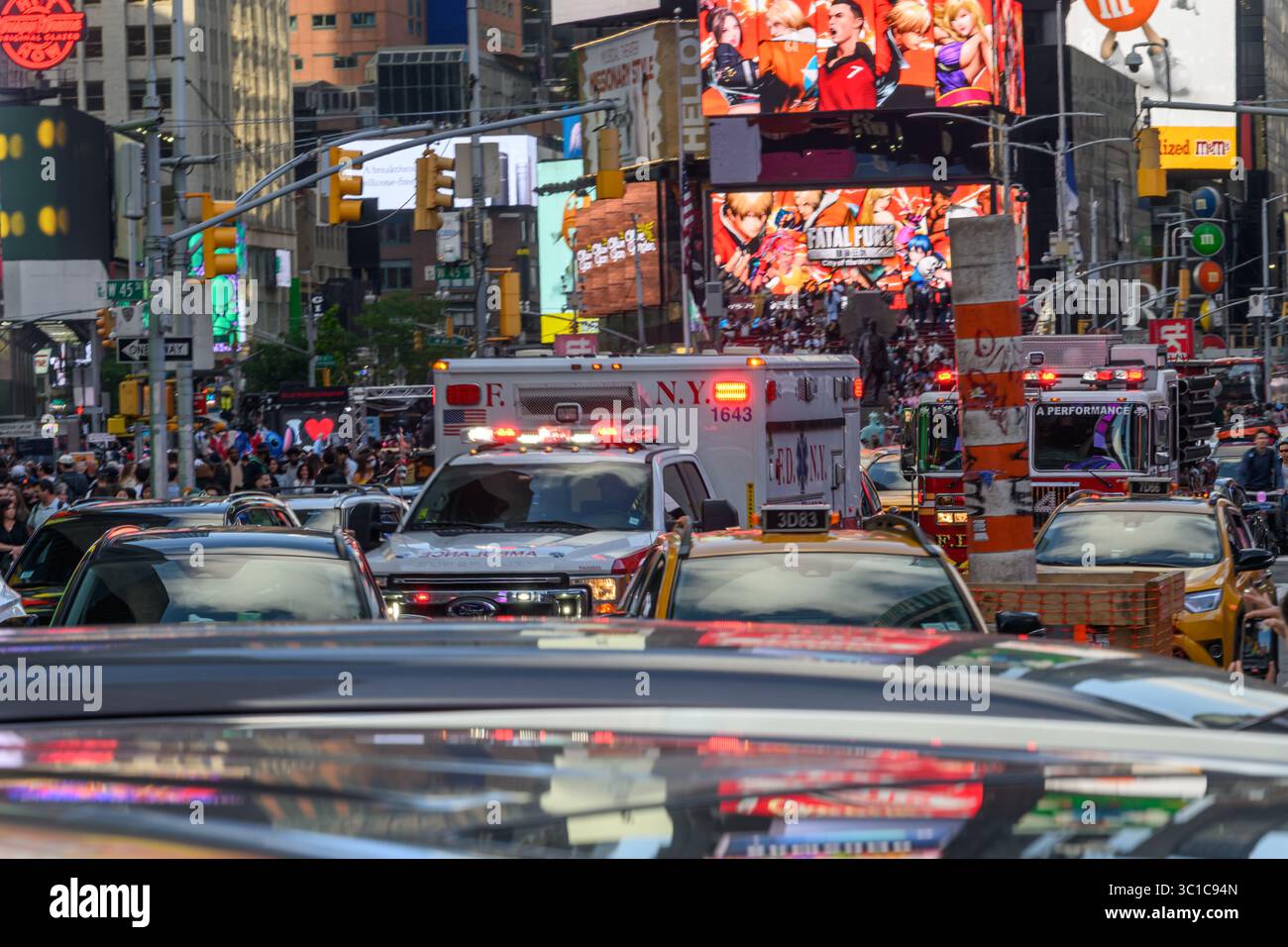 I soccorritori FDNY Ambulance e Fire Engine sono stati catturati nel traffico pesante di New York a Times Square, New York, Stati Uniti. Foto Stock