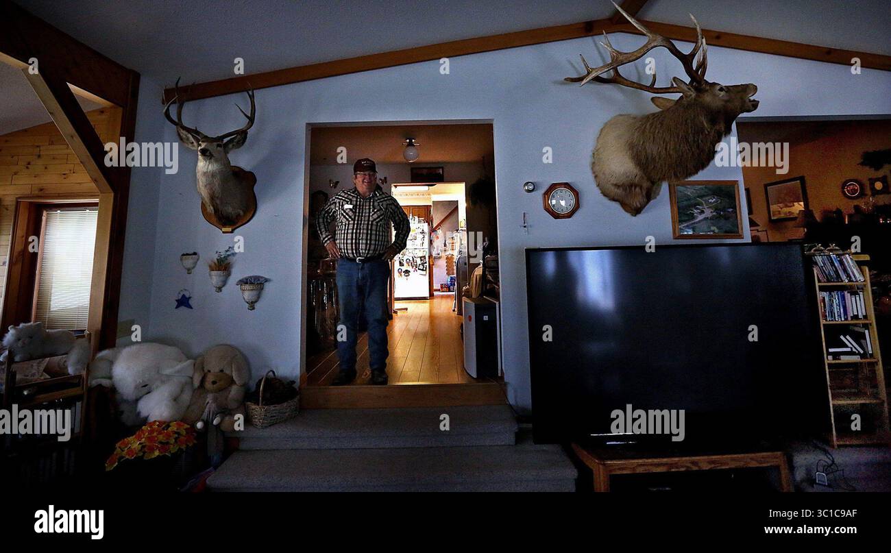 23 ottobre 2013 - Keene, North Dakota, Stati Uniti - MILO WISNESS e suo fratello possiedono circa 10.000 acri nel North Dakota che contengono molti pozzi di petrolio, ma non possiedono i diritti minerari per tutti. (Immagine di credito: Jim Gehrz/Minneapolis Star Tribune/TNS via cavo ZUMA) Foto Stock