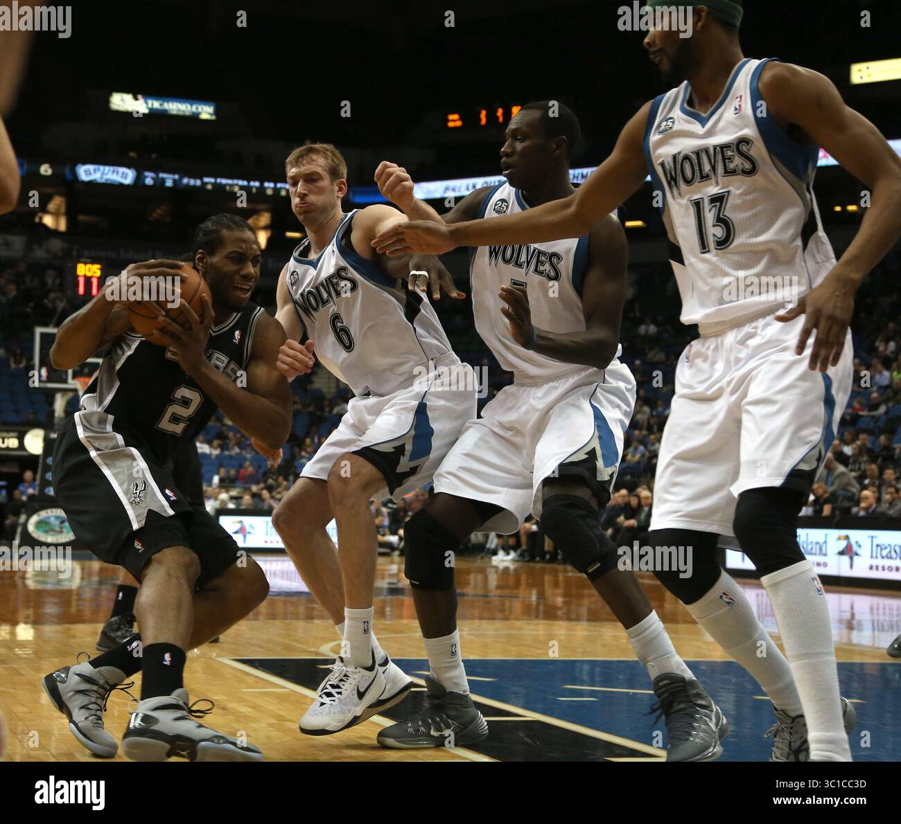 8 aprile 2014 - Minneapolis, Minnesota, Stati Uniti - gli Spurs Kawhi Leonard hanno smesso di dirigersi verso il basket dopo essere stati incontrati da tre Wolves difensori nel primo tempo. (/STAR TRIBUNE) Wolves vs San Antonio al Target Center di Minneapolis, min, martedì 8 aprile 2014 (immagine di credito: Kyndell Harkness/Minneapolis Star Tribune/TNS via ZUMA Wire) Foto Stock 8 aprile 2014 - Minneapolis, Minnesota, Stati Uniti - gli Spurs Kawhi Leonard hanno smesso di dirigersi verso il basket dopo essere stati incontrati da tre Wolves difensori nel primo tempo. (/STAR TRIBUNE) Wolves vs San Antonio al Target Center di Minneapolis, min, martedì 8 aprile 2014 (immagine di credito: Kyndell Harkness/Minneapolis Star Tribune/TNS via ZUMA Wire) Foto Stock
