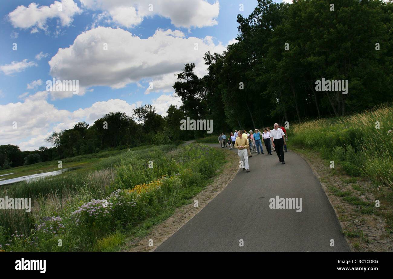 Golden Valley, Minnesota - 11 luglio 2007 - in un raro evento per un sobborgo ad anello interno completamente sviluppato, la Golden Valley ha ricevuto una riserva naturale di 19 acri dalla General Mills e aperta al pubblico. Ancora più raro, il posto si trova in uno degli angoli più frequentati della città, consentendo un tocco di natura per sempre proprio all'angolo di due autostrade principali. Qui, un gruppo visita la riserva dopo una cerimonia di apertura. (Immagine di credito: David Joles/Minneapolis Star Tribune/TNS via cavo ZUMA) Foto Stock
