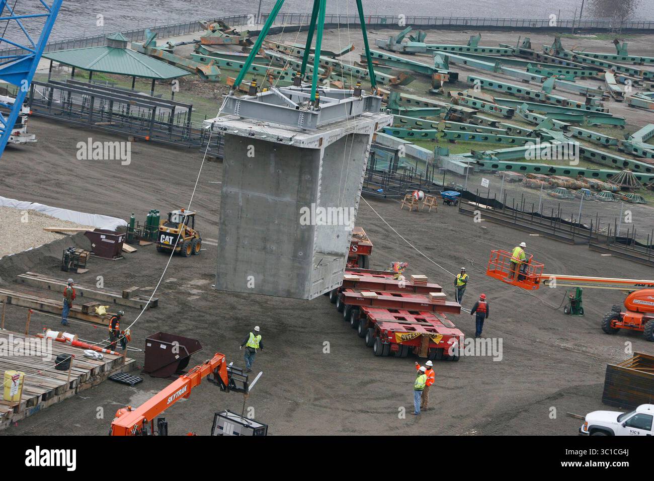 /STAR TRIBUNE. Venerdì 2 maggio 2008. Minneapolis, Minnesota. Ecco il primo segmento prefabbricato del ponte da 35 W. Gli impiegati nelle vicinanze osservavano come la trave scatolata di cemento da 198 tonnellate si rilassava lungo la strada per Bohemian Flats. I segmenti saranno immagazzinati lì fino a quando non sarà il momento per una gru per chiatte di sollevarli in posizione sopra il fiume. (Immagine di credito: David Joles/Minneapolis Star Tribune/TNS via cavo ZUMA) Foto Stock