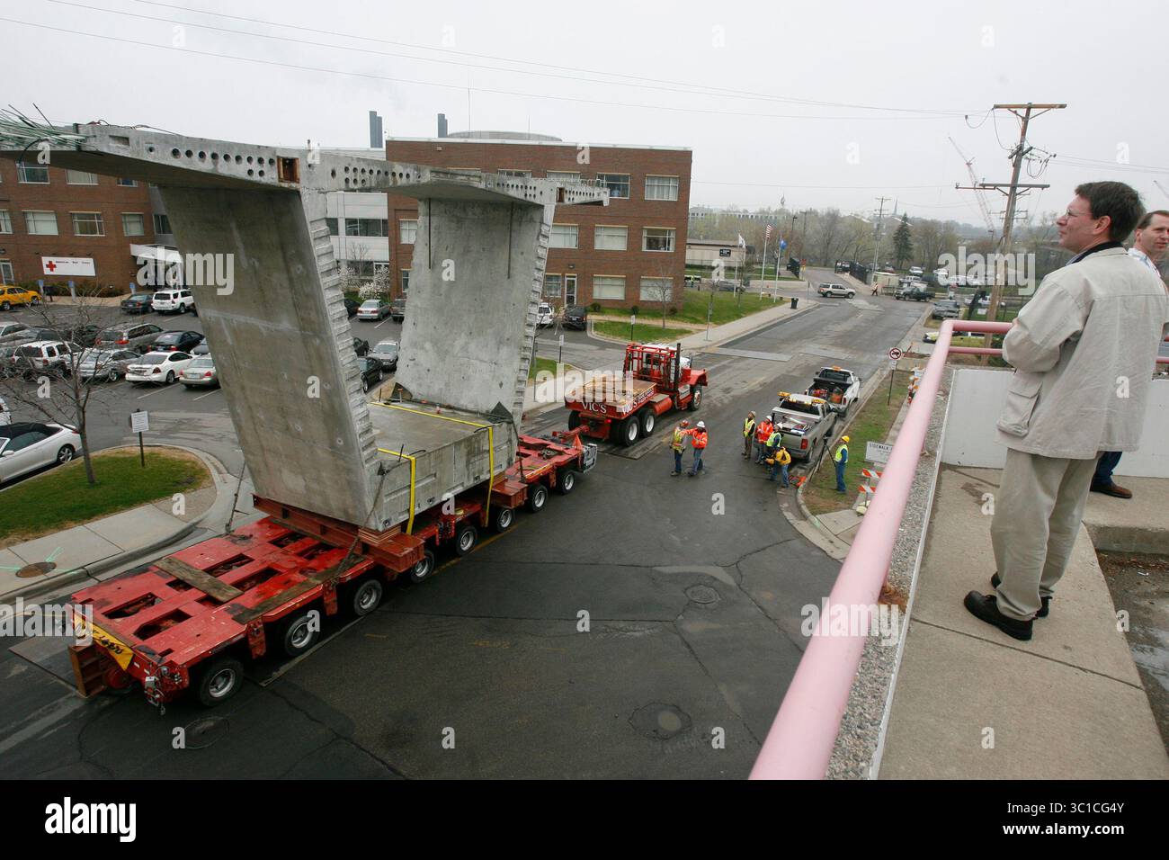 /STAR TRIBUNE. Venerdì 2 maggio 2008. Minneapolis, Minnesota. Ecco il primo segmento prefabbricato del ponte da 35 W. Gli impiegati nelle vicinanze osservavano come la trave scatolata di cemento da 198 tonnellate si rilassava lungo la strada per Bohemian Flats. I segmenti saranno immagazzinati lì fino a quando non sarà il momento per una gru per chiatte di sollevarli in posizione sopra il fiume. (Immagine di credito: David Joles/Minneapolis Star Tribune/TNS via cavo ZUMA) Foto Stock