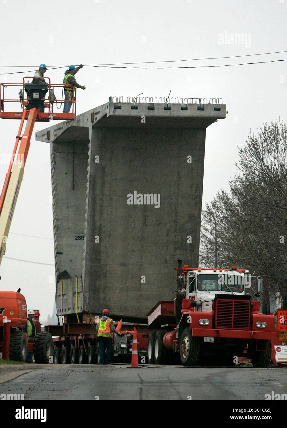 /STAR TRIBUNE. Venerdì 2 maggio 2008. Minneapolis, Minnesota. Ecco il primo segmento prefabbricato del ponte da 35 W. I lavoratori hanno spostato i cavi fuori mano mentre la trave scatolata in cemento da 198 tonnellate si è allentata lungo la strada verso Bohemian Flats. I segmenti saranno immagazzinati lì fino a quando non sarà il momento per una gru per chiatte di sollevarli in posizione sopra il fiume. (Immagine di credito: David Joles/Minneapolis Star Tribune/TNS via cavo ZUMA) Foto Stock