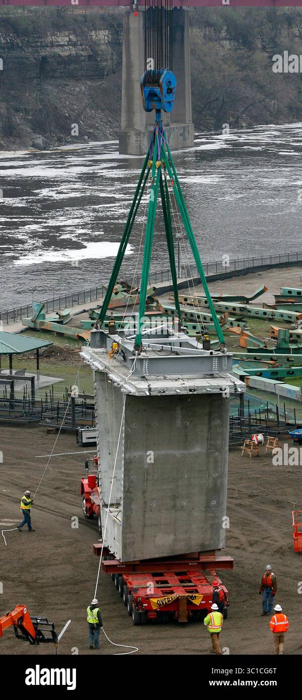 /STAR TRIBUNE. Venerdì 2 maggio 2008. Minneapolis, Minnesota. Ecco il primo segmento prefabbricato del ponte 35W. Gli impiegati nelle vicinanze osservavano come la trave scatolata di cemento da 198 tonnellate si rilassava lungo la strada per Bohemian Flats. I segmenti saranno immagazzinati lì fino a quando non sarà il momento per una gru per chiatte di sollevarli in posizione sopra il fiume. (Immagine di credito: David Joles/Minneapolis Star Tribune/TNS via cavo ZUMA) Foto Stock