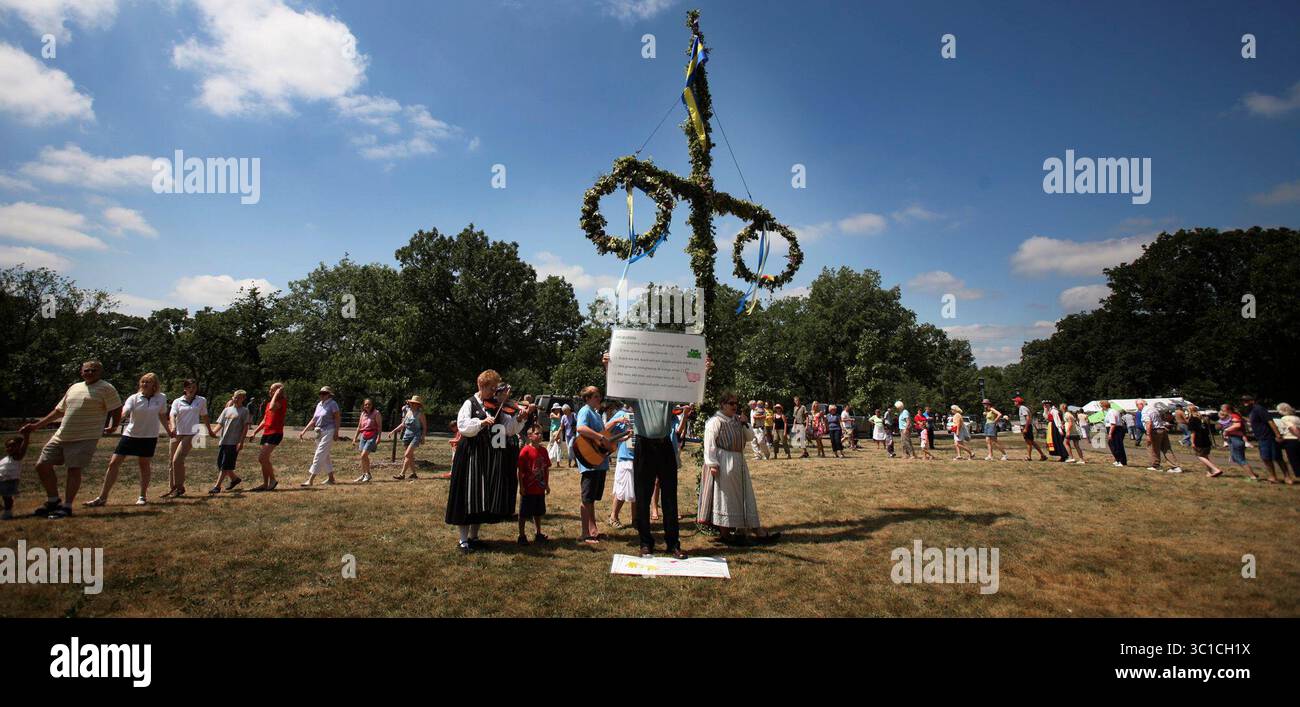 24 giugno 2007 - Minneapolis, Minnesota, Stati Uniti - i ballerini hanno passeggiato per il palo di mezza estate al Minnehaha Park, mentre preformavano danze popolari svedesi (immagine di credito: Jerry Holt/Minneapolis Star Tribune/TNS via ZUMA Wire) Foto Stock