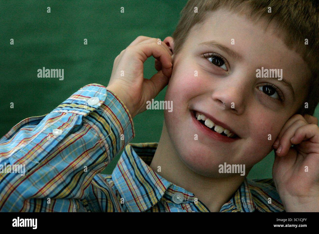 27 febbraio 2008 - Rochester, Minnesota, Stati Uniti - REECE TRAHAN va a scuola con il suo cane autistico Pudge. Reece è legato a Pudge che lo tiene fuori dai guai e fornisce un'influenza confortante. NELLA FOTO: REECE TRAHAN, un bambino autistico, ascolta mentre una storia viene letta a lui e ad altri membri della classe. (Immagine di credito: Steve Rice/Minneapolis Star Tribune/TNS via cavo ZUMA) Foto Stock