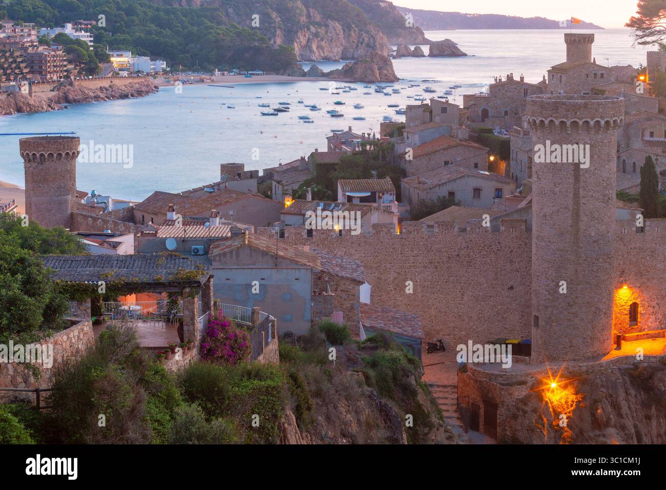 Vista mattutina di Vila Vella a Tossa de Mar, Spagna, affacciata sulla costa della Costa Brava Foto Stock