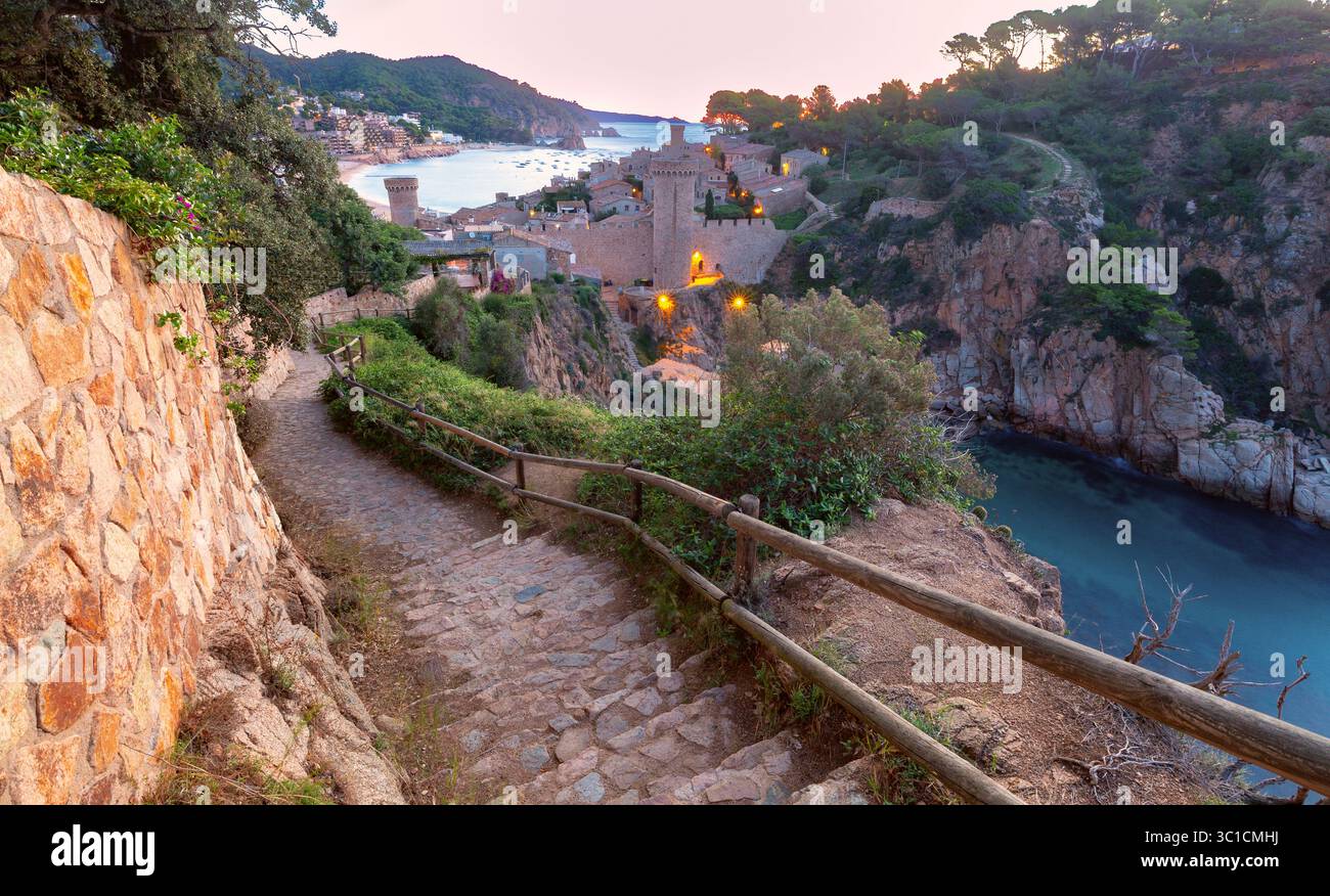 Vista mattutina di Vila Vella a Tossa de Mar, Spagna, affacciata sulla costa della Costa Brava Foto Stock