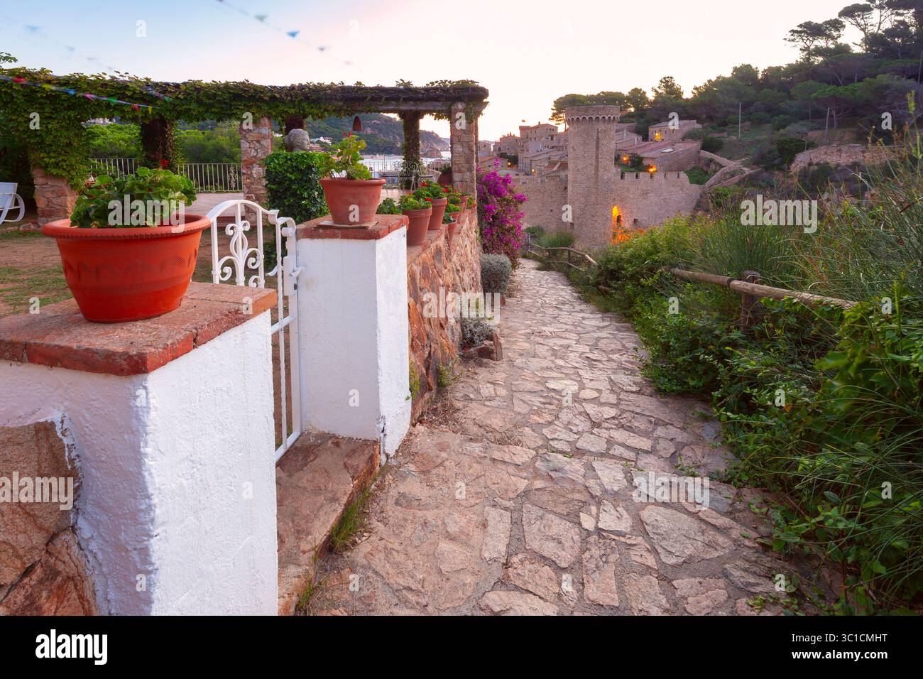 Vista mattutina di Vila Vella a Tossa de Mar, Spagna, affacciata sulla costa della Costa Brava Foto Stock