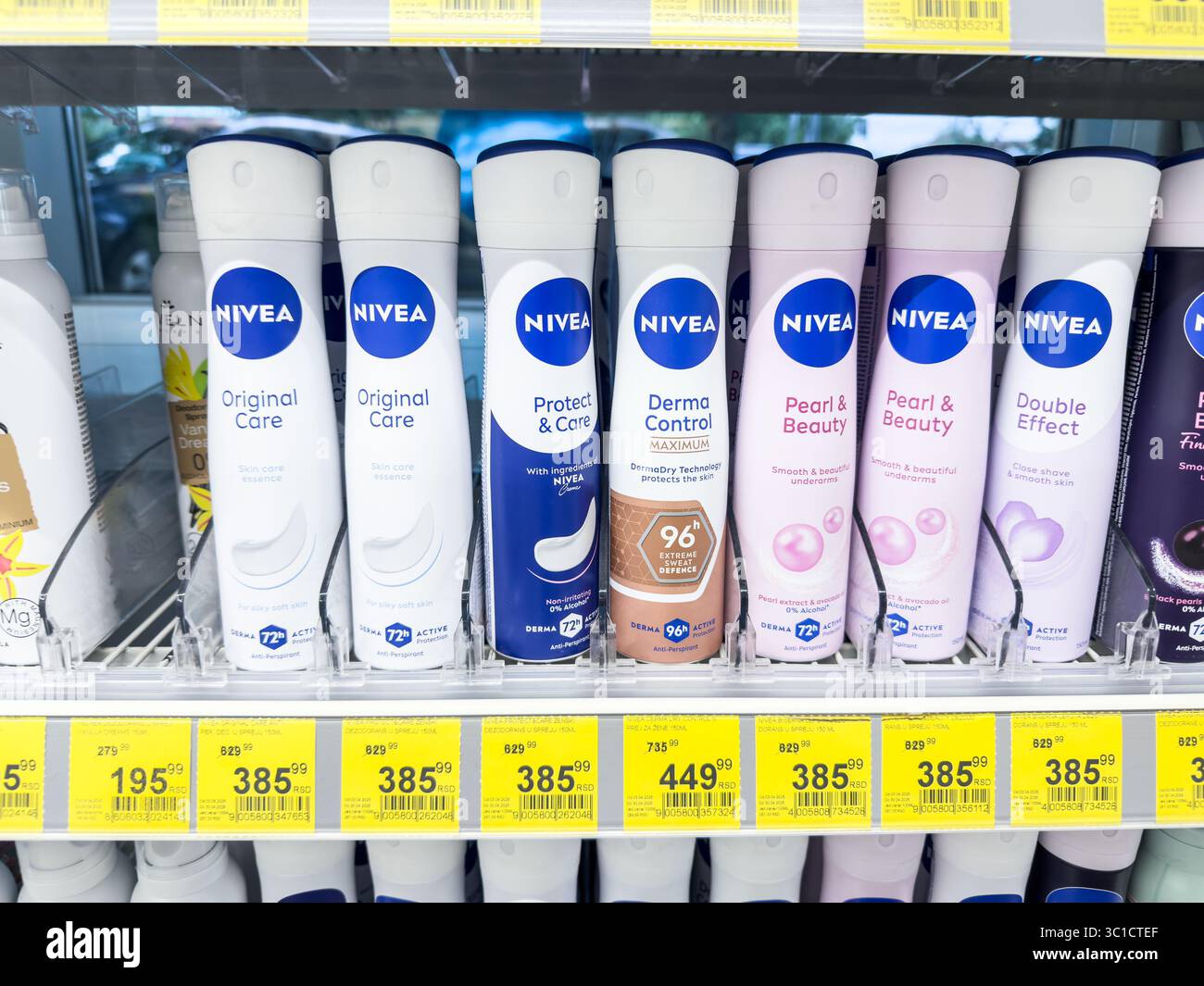 BELGRADO, SERBIA - 22 APRILE 2025: Scaffale del supermercato a Belgrado che mostra diverse varianti di deodorante Nivea aerosol, documentando il merchandising al dettaglio Foto Stock