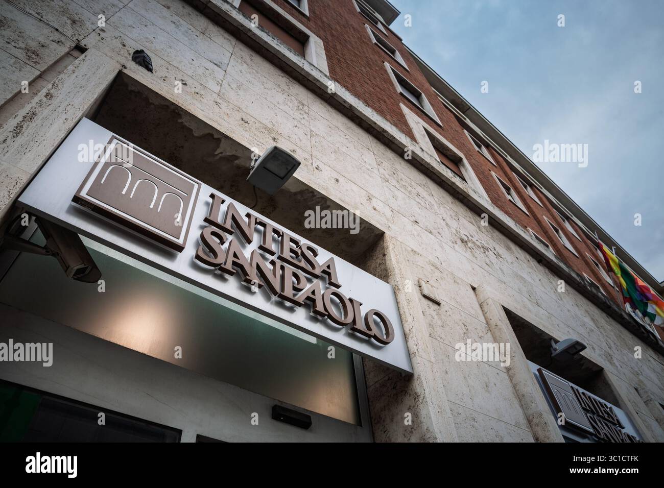 ROMA, ITALIA - 15 GENNAIO 2025: Logo intesa Sanpaolo esposto sulla facciata della filiale di Roma. Intesa sanpaolo è una banca italiana, Foto Stock
