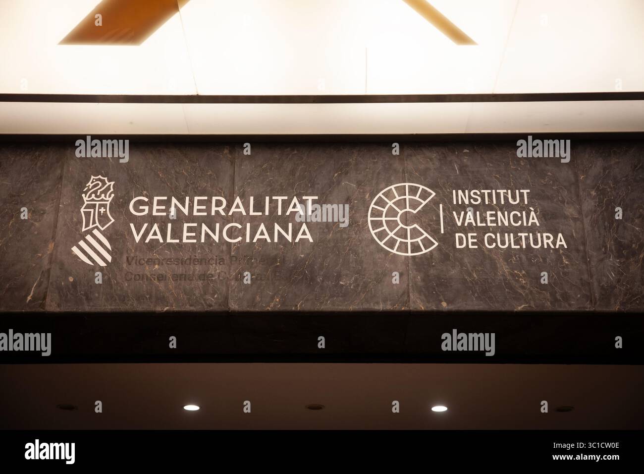 VALENCIA, SPAGNA - 15 APRILE 2025: Tavola su una sede d'arte valenciana reca i loghi della Generalitat Valenciana e dell'Institut Valencia de Cultura, sugli spanis Foto Stock