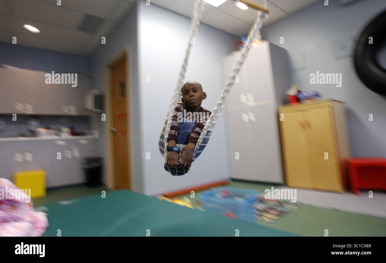11 febbraio 2011 - Stati Uniti - Ã¢â‚¬Â¢ Minneapolis, MN 03/21/2011----- Alexander e Jrawin Fernandez hanno per i ragazzi che vengono curati al Fraser Child & Family Center di Minneapolis, uno dei più grandi programmi per bambini autistici del Minnesota.---IN QUESTA FOTO Elijah Fernandez rilassato nello swing alla ''palestra terapeutica' di Fraser (Credit Image: Jerry Holt/Minneapolis Star Tribune/TNS via ZUMA Wire) Foto Stock