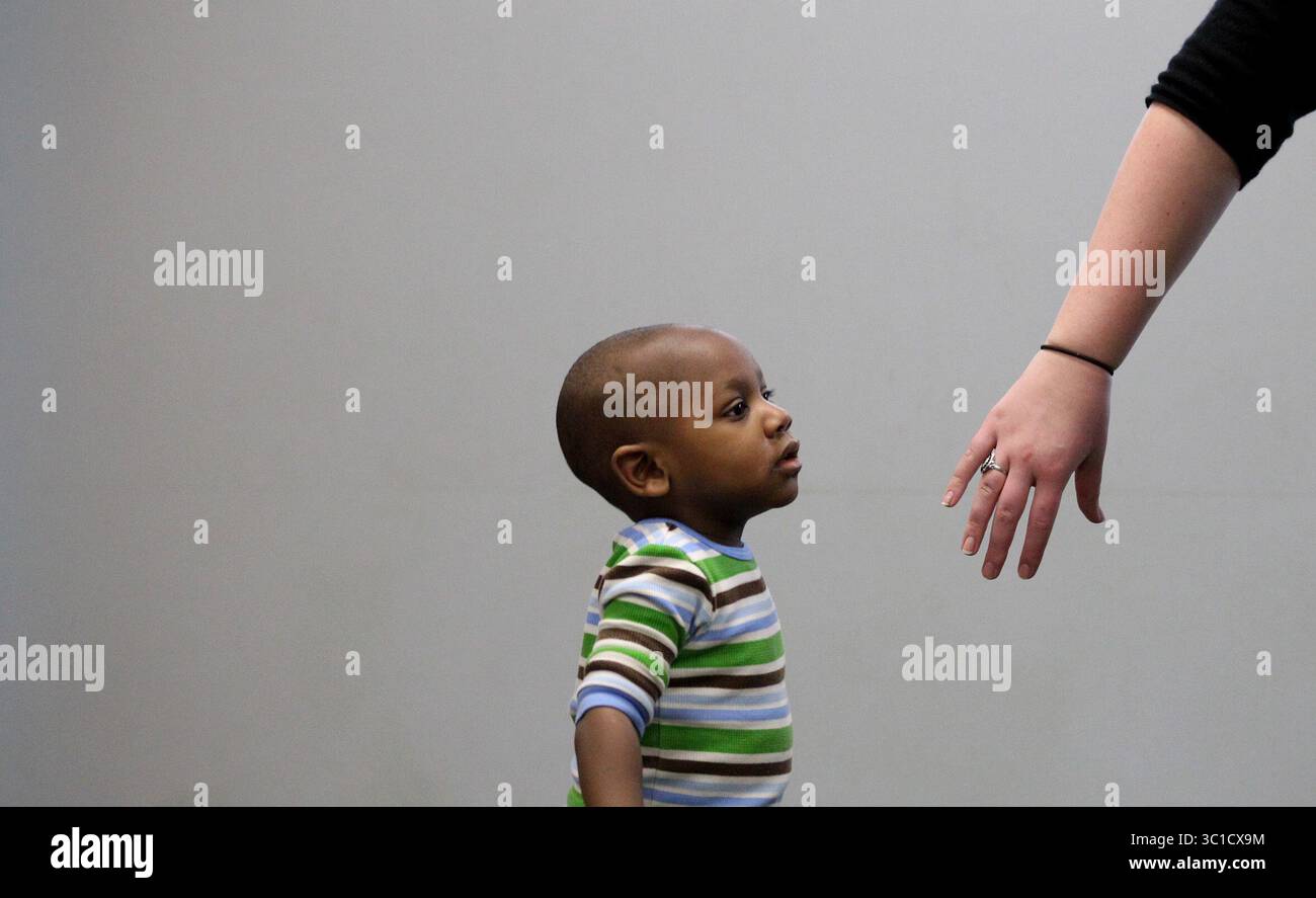 11 febbraio 2011 - Stati Uniti - Ã¢â‚¬Â¢ Minneapolis, MN 03/21/2011----- Alexander e Jrawin Fernandez hanno per i ragazzi che vengono curati al Fraser Child & Family Center di Minneapolis, uno dei più grandi programmi per bambini autistici del Minnesota.---IN QUESTA FOTO Laurent di 5 mesi ha ricevuto aiuto per formare lo staff durante un corso di musica alla Fraser. Laurent è il più giovane dei quattro ragazzi che ha l'autismo di Alexander e Jrawin Fernandez. (Immagine di credito: Jerry Holt/Minneapolis Star Tribune/TNS via cavo ZUMA) Foto Stock