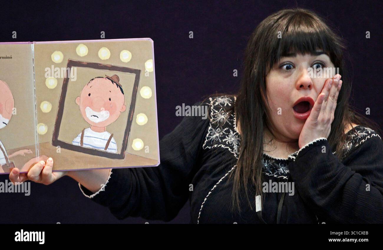 31 marzo 2011 - Brooklyn Center, Minnesota, Stati Uniti - Mar.LIN Brookdale Library nel Brooklyn Center offre un programma World-Language Storytime attraverso il quale i bambini vengono letti da libri di storia in varie lingue. Le storie in Hmong, somalo, coreano, vietnamita e spagnolo sono alcune delle lingue lette nel programma. Abbiamo fotografato la bibliotecaria Mar.cela Sanchez mentre leggeva ai bambini in spagnolo..QUESTA FOTO: Mar.CELA SANCHEZ ha reagito alla storia mentre leggeva ai bambini in spagnolo. (Immagine di credito: Mar.lin Levison/Minneapolis Star Tribune/TNS via cavo ZUMA) Foto Stock