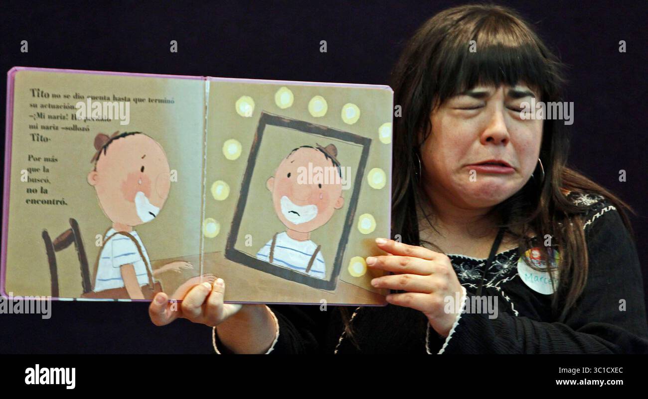 31 marzo 2011 - Brooklyn Center, Minnesota, Stati Uniti - Mar.LIN Brookdale Library nel Brooklyn Center offre un programma World-Language Storytime attraverso il quale i bambini vengono letti da libri di storia in varie lingue. Le storie in Hmong, somalo, coreano, vietnamita e spagnolo sono alcune delle lingue lette nel programma. Abbiamo fotografato la bibliotecaria Mar.cela Sanchez mentre leggeva ai bambini in spagnolo..QUESTA FOTO: Mar.CELA SANCHEZ ha reagito alla storia mentre leggeva ai bambini in spagnolo. (Immagine di credito: Mar.lin Levison/Minneapolis Star Tribune/TNS via cavo ZUMA) Foto Stock