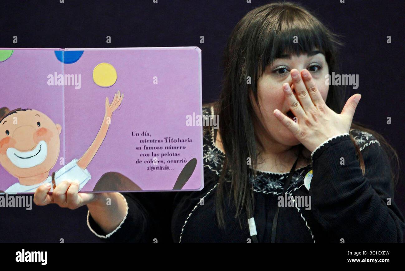 31 marzo 2011 - Brooklyn Center, Minnesota, Stati Uniti - Mar.LIN Brookdale Library nel Brooklyn Center offre un programma World-Language Storytime attraverso il quale i bambini vengono letti da libri di storia in varie lingue. Le storie in Hmong, somalo, coreano, vietnamita e spagnolo sono alcune delle lingue lette nel programma. Abbiamo fotografato la bibliotecaria Mar.cela Sanchez mentre leggeva ai bambini in spagnolo..QUESTA FOTO: Mar.CELA SANCHEZ ha reagito alla storia mentre leggeva ai bambini in spagnolo. (Immagine di credito: Mar.lin Levison/Minneapolis Star Tribune/TNS via cavo ZUMA) Foto Stock