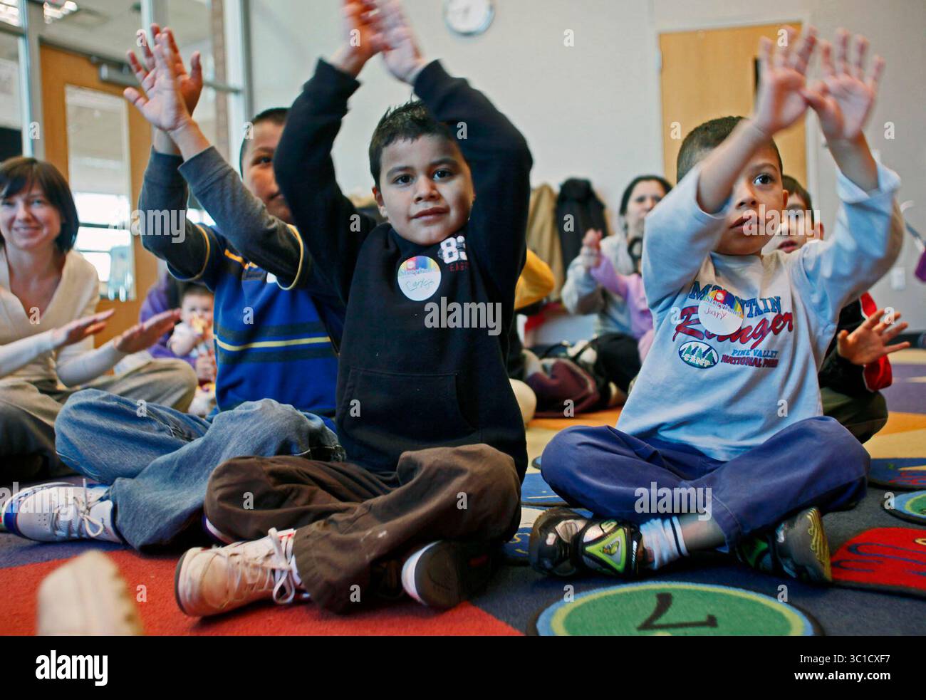 31 marzo 2011 - Brooklyn Center, Minnesota, Stati Uniti - Mar.LIN Brookdale Library nel Brooklyn Center offre un programma World-Language Storytime attraverso il quale i bambini vengono letti da libri di storia in varie lingue. Le storie in Hmong, somalo, coreano, vietnamita e spagnolo sono alcune delle lingue lette nel programma. Abbiamo fotografato la bibliotecaria Mar.cela Sanchez mentre leggeva ai bambini in spagnolo..QUESTA FOTO: I bambini hanno reagito alla storia come Mar.cela Sanchez ha letto in spagnolo.. (Immagine di credito: Mar.lin Levison/Minneapolis Star Tribune/TNS via cavo ZUMA) Foto Stock