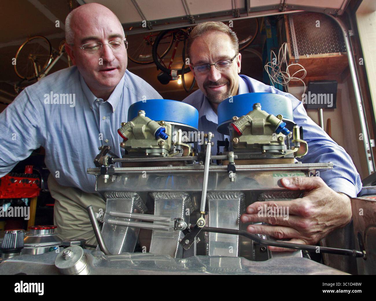 20 maggio 2011 - Shoreview, Minnesota, Stati Uniti - l'azienda NxThera con sede a St. Paul sta sviluppando una tecnologia di vapore per trattare i prostrati ingranditi. Michael Hoey di Shoreview ha avuto l'idea mentre lavorava alle camere di aspirazione a collettore sulla sua auto da corsa.IN QUESTA FOTO:il CEO di NxThera Bob Paulson, a sinistra e proprietario della vettura da corsa Michael Hoey poggia accanto alle camere di aspirazione a collettore, in basso al centro della sua auto da corsa. (Immagine di credito: Marlin Levison/Minneapolis Star Tribune/TNS via cavo ZUMA) Foto Stock 20 maggio 2011 - Shoreview, Minnesota, Stati Uniti - l'azienda NxThera con sede a St. Paul sta sviluppando una tecnologia di vapore per trattare i prostrati ingranditi. Michael Hoey di Shoreview ha avuto l'idea mentre lavorava alle camere di aspirazione a collettore sulla sua auto da corsa.IN QUESTA FOTO:il CEO di NxThera Bob Paulson, a sinistra e proprietario della vettura da corsa Michael Hoey poggia accanto alle camere di aspirazione a collettore, in basso al centro della sua auto da corsa. (Immagine di credito: Marlin Levison/Minneapolis Star Tribune/TNS via cavo ZUMA) Foto Stock