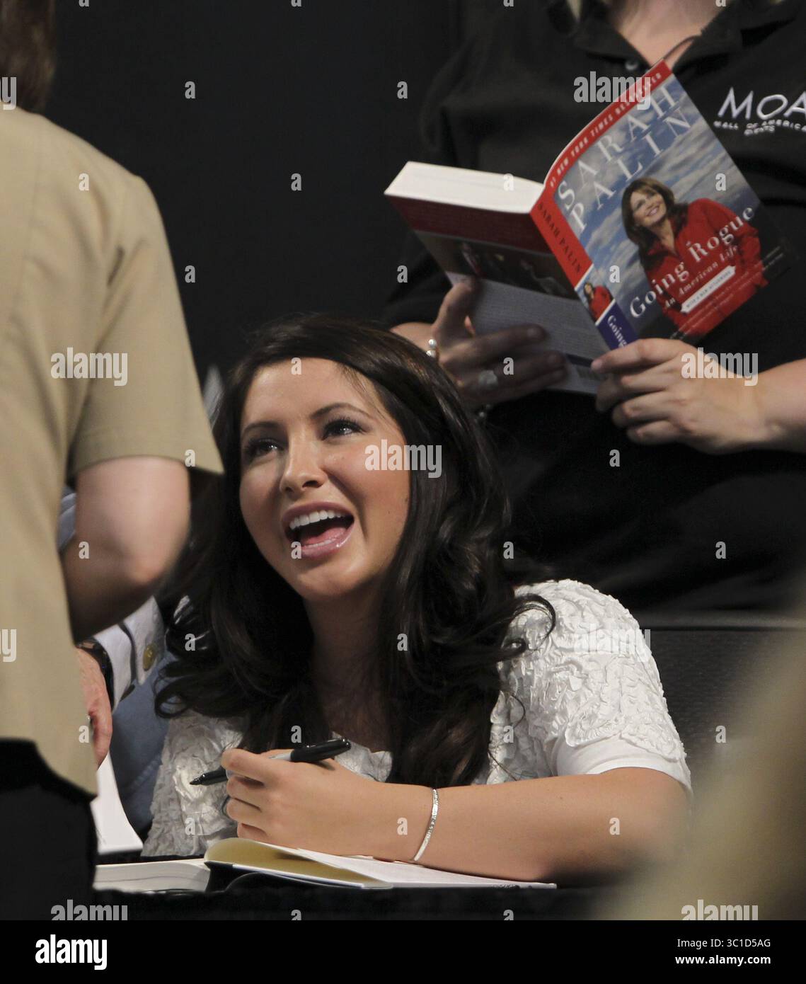 29 giugno 2011 - Bloomington, Minnesota, Stati Uniti - Bristol Palin ha salutato una fan prima di firmare un libro per lei all'evento autore, che ha fatto con sua madre, ex governatore dell'Alaska Sarah Palin, nella rotonda al Mall of America di Bloomington, Minn. Mercoledì pomeriggio 29 giugno 2011. (Immagine di credito: Jeff Wheeler/Minneapolis Star Tribune/TNS via cavo ZUMA) Foto Stock