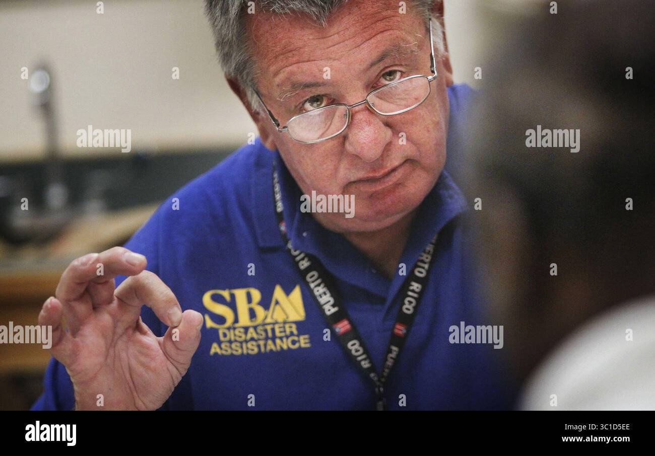 12 luglio 2011 - Minneapolis, Minnesota, Stati Uniti - il rappresentante del servizio clienti Greg Boyt di SBA Disaster Assistance fa uno zero con la sua mano per rappresentare il reddito del dentista Dr. L.A. Otieno mentre i due uomini hanno parlato alla Lucy Craft Lane School martedì 12 luglio 2011. Otieno ha dovuto chiudere la sua attività odontoiatrica a Broadway e Penn dopo che il tornado di maggio ha rotto il tetto e deve ancora riaprire martedì 12 luglio 2011. -12 luglio 2011- Minneapolis, Minnesota - la Small Business Administration degli Stati Uniti era come Lucy Craft Laney School a Minneapolis con il centro di sensibilizzazione per i prestiti in caso di disastro, offrendo prestiti per indi privati Foto Stock