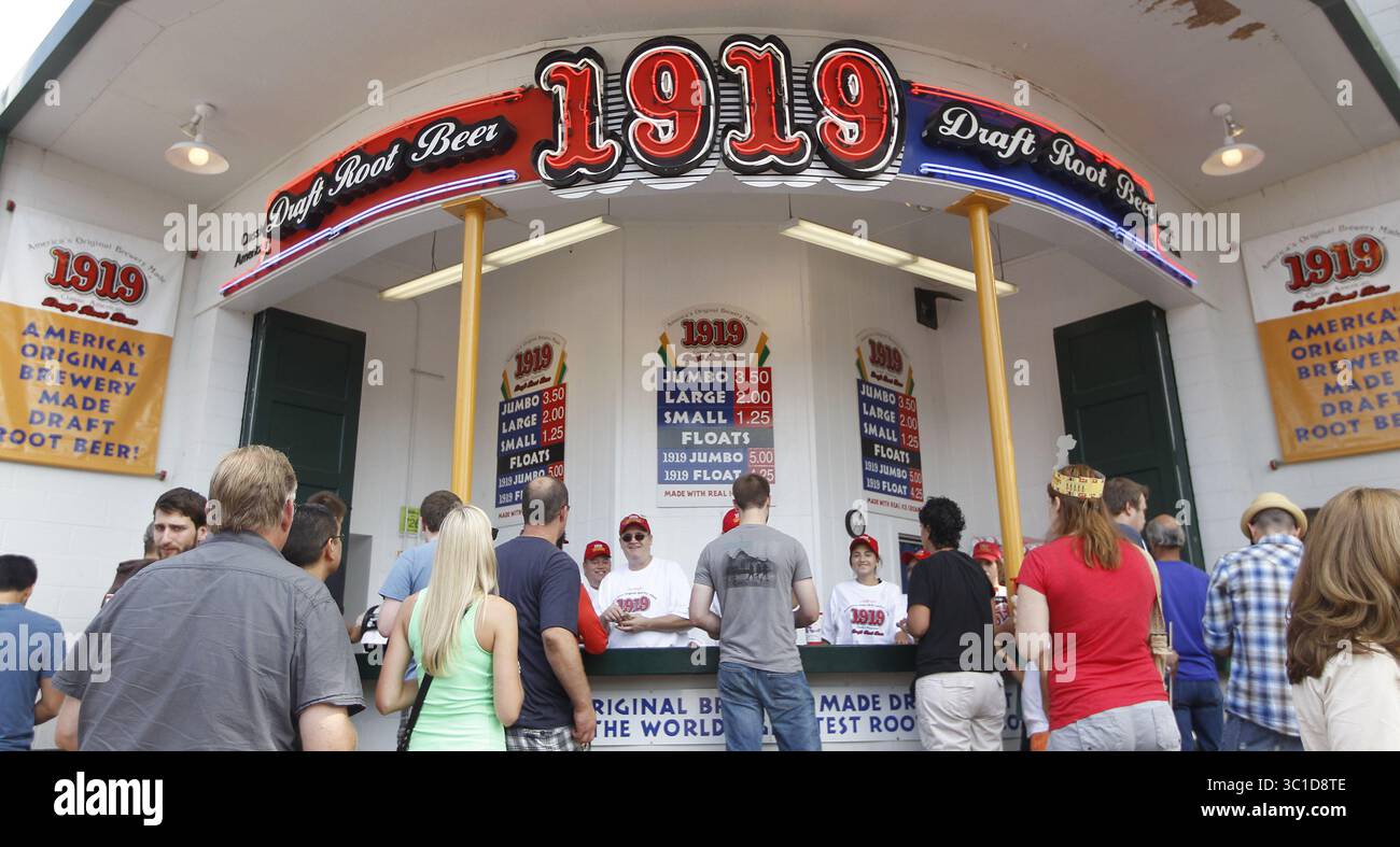 28 agosto 2011 - Falcon Heights, Minnesota, Stati Uniti - Rick Nelson ci offre una gamma di cibi e bevande che vale la pena di provare alla fiera statale del Minnesota del 2011. 1919 il banco di birra alla spina è stato versato per vent'anni. Â€¢   assegnazioni #20019405C  28 agosto 2011  LUG: Fairfood0901  INFORMAZIONI AGGIUNTIVE: (Immagine di credito: Tom Wallace/Minneapolis Star Tribune/TNS via ZUMA Wire) Foto Stock