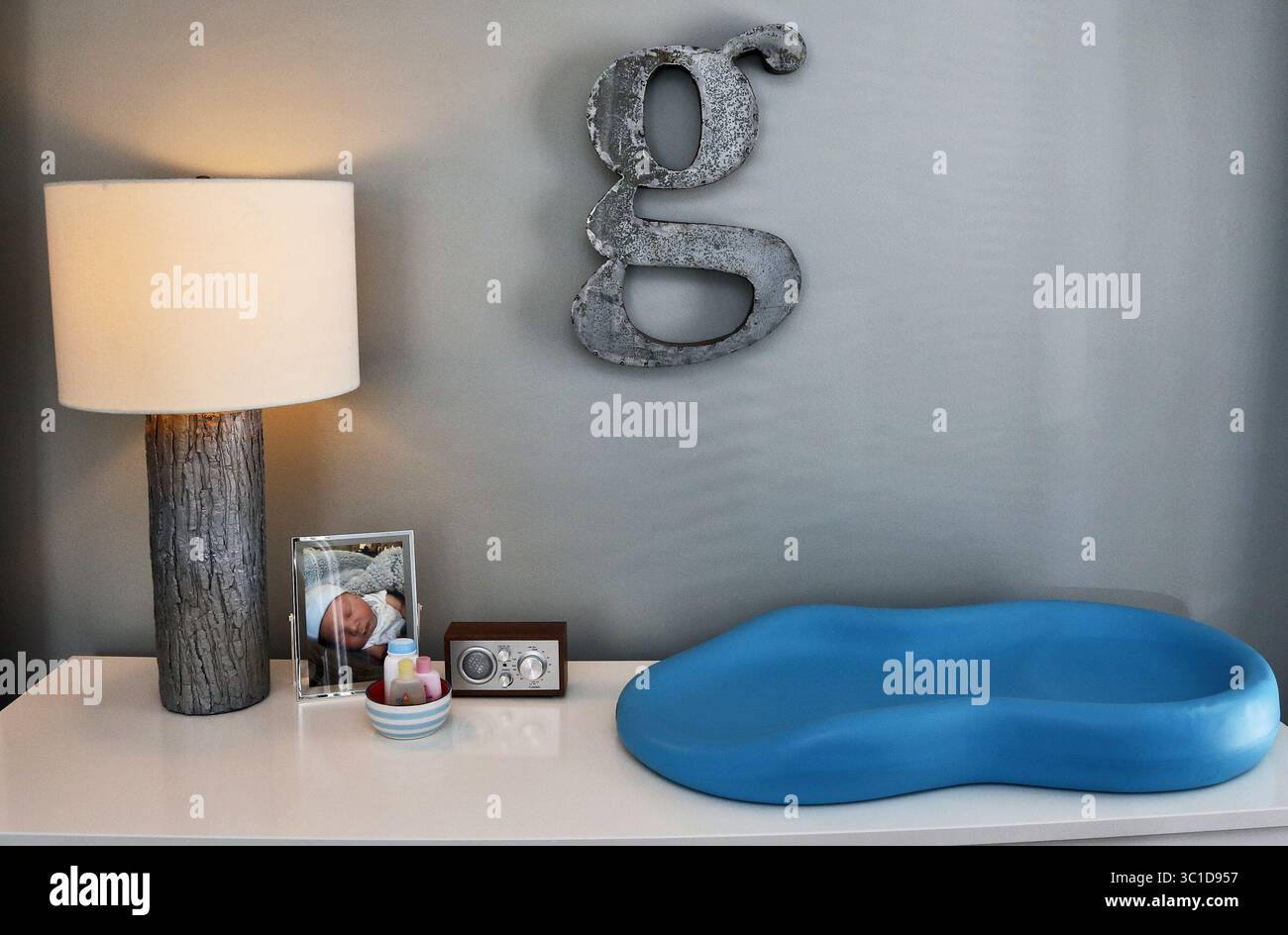 18 giugno 2014 - Minneapolis, Minnesota, Stati Uniti - Dresser, LAMP e ''g'' per George tutti in grigio e bianco. Marshall e Laura Engen con George Engen di 6 settimane nel vivaio della loro casa di Minneapolis - un vivaio caratterizzato da un arredamento primario di grigio e bianco. (Immagine di credito: Marlin Levison/Minneapolis Star Tribune/TNS via cavo ZUMA) Foto Stock