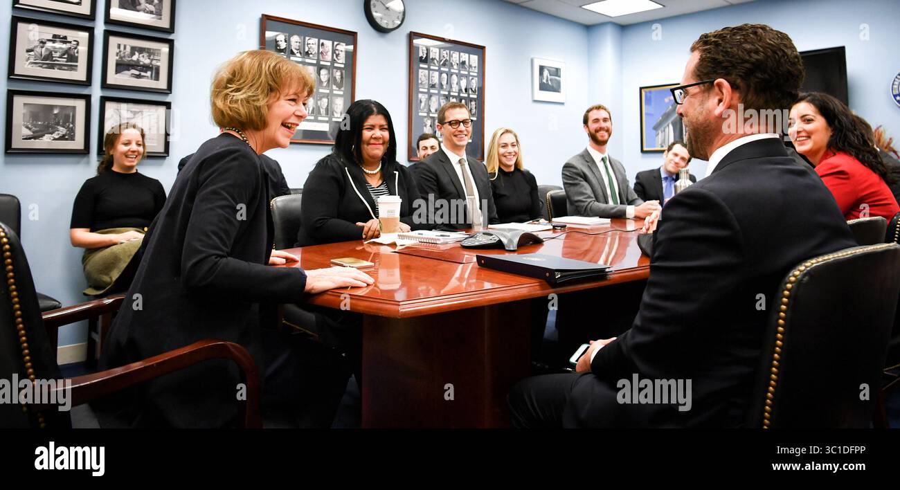 3 gennaio 2018 - Washington, DC - Distretto di Columbia, USA - Stati Uniti - la senatrice Tina Smith è entrata a far parte di una riunione completa del personale nel suo ufficio di Capitol Hill. La maggior parte dello staff del senatore Franken rimase a lavorare con lei. Mercoledì 3 gennaio 2018 Tina Smith ha giurato come senatrice junior del Minnesota, sostituendo al Franken il giorno dopo le sue dimissioni. (Immagine di credito: Glen Stubbe/Minneapolis Star Tribune/TNS via cavo ZUMA) Foto Stock
