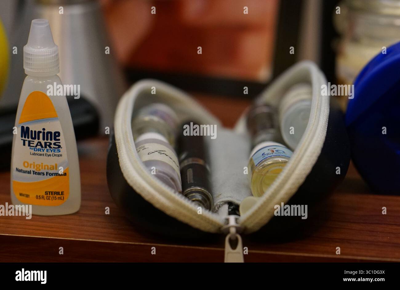 12 gennaio 2018 - St. Paul, Minnesota, USA - Stati Uniti - queste gocce di lacrime per nascondere il rossore dal fumo di marijuana e un kit di svapo facevano parte di 150 segni identificati con l'abuso di alcol e droghe sono stati piantati in una finta camera da letto per adolescenti.The Top Secret Project e i programmi Minnesota Adult & Teen Challenge, i genitori guarderanno 150 segni di abuso di alcol e droga in una camera da letto improvvisata da letto per adolescenti.Richard (immagine di credito: Richard Tsong-Taatarii/Minneapolis Star Trivia UMA Wire/Minneapolis) Foto Stock