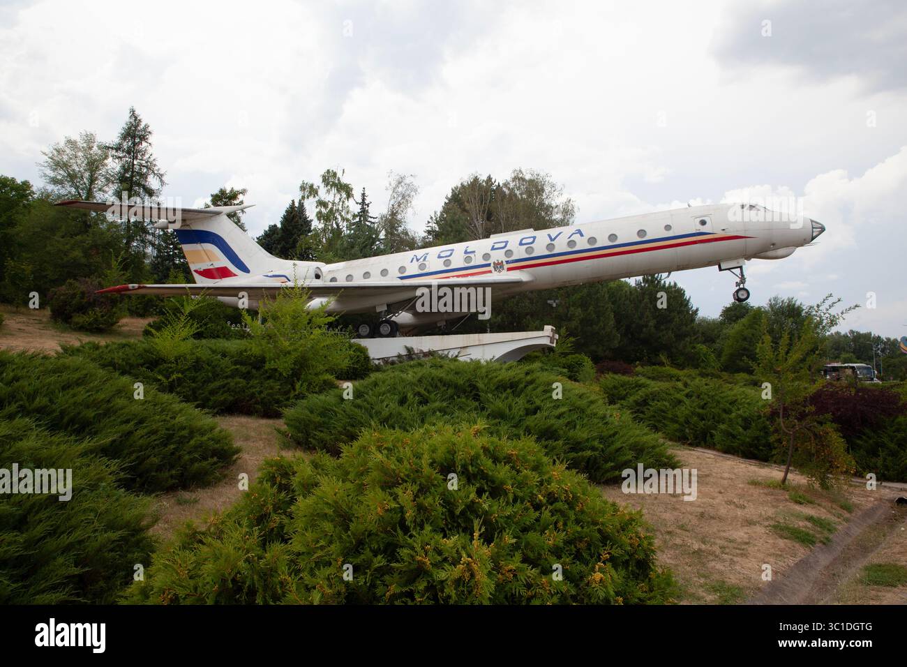 Aereo Tupolev tu-134 in piedi come monumento vicino all'aeroporto di Chisinau, Moldavia. Foto Stock