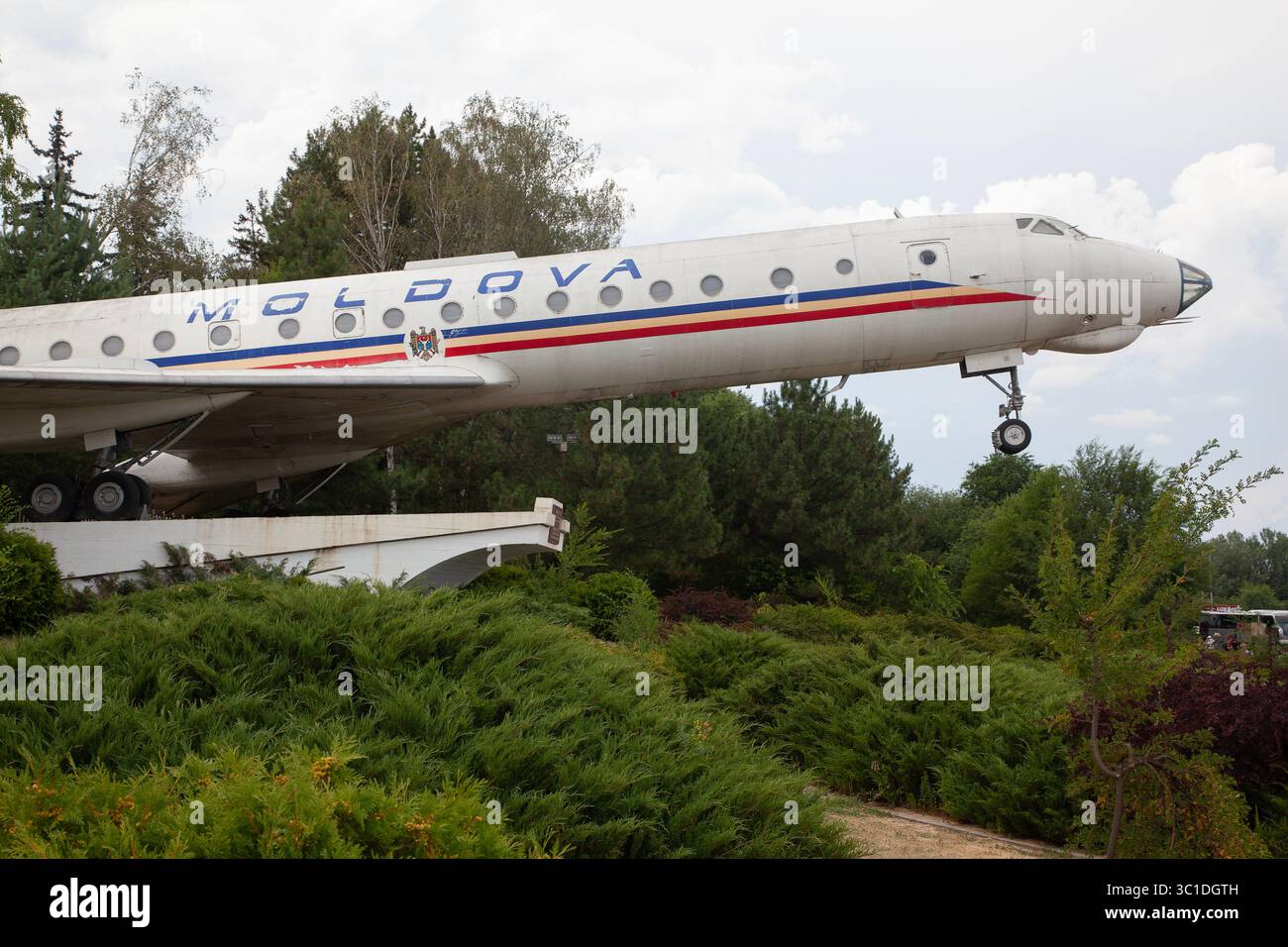 Aereo Tupolev tu-134 in piedi come monumento vicino all'aeroporto di Chisinau, Moldavia. Foto Stock