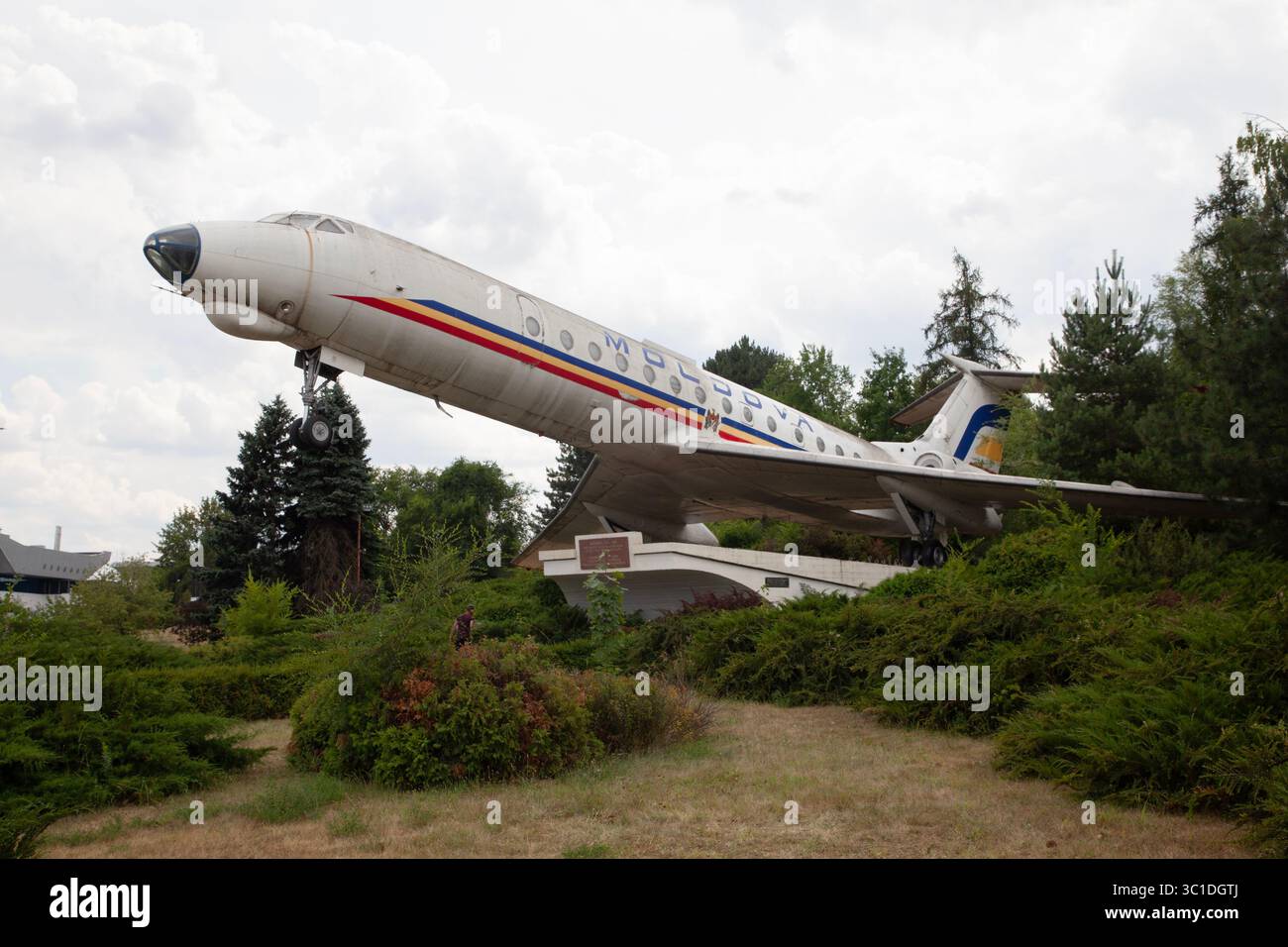 Aereo Tupolev tu-134 in piedi come monumento vicino all'aeroporto di Chisinau, Moldavia. Foto Stock