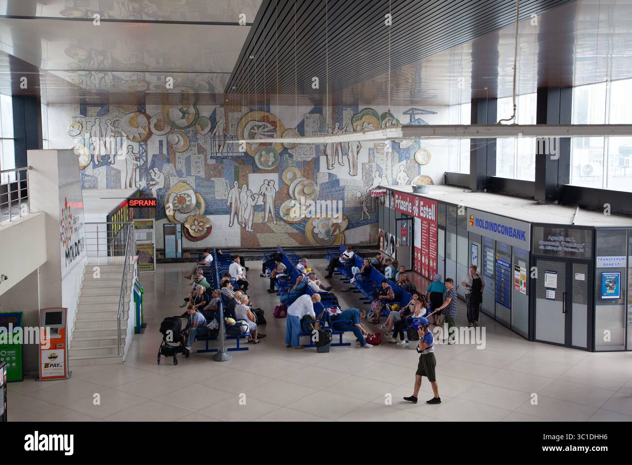 "La città è fiorente e in costruzione" murale di Mikhail Burya presso la stazione degli autobus di Chișinău Moldavia Foto Stock