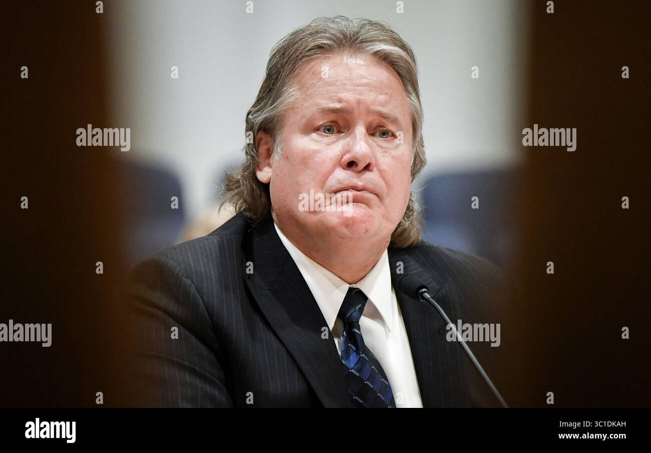 15 novembre 2017 - St. Paul, Minnesota, Stati Uniti - MN. Il Commissario IT Thomas Baden ha preso molte domande difficili da parte dei membri della commissione per i trasporti del Senato lo ha martellato sul travagliato lancio di MNLARS. Mercoledì 15 novembre 2017 il Senato del Minnesota tiene un'audizione sui problemi che persistono con l'introduzione da parte dello Stato di un nuovo sistema di licenze dei veicoli (MNLARS) -- quattro mesi dopo, ci sono ancora lunghe code, ritardi e problemi persistenti in tutto lo stato. Aspettarsi testimonianze da parte di clienti, operatori di uffici in licenza e altri, e probabilmente alcune parole forti da parte di un legislatore stanco Foto Stock