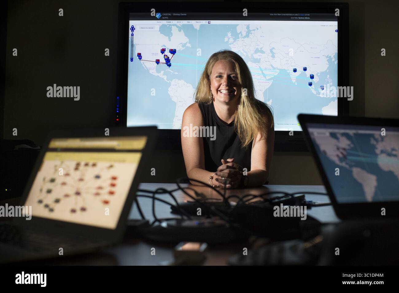 1 luglio 2015 - St. Paul, Mn, Stati Uniti - Amy Kircher dirige il National Center for Food Protection and Defense presso l'Università del Minnesota. È leader nel movimento nazionale di "tracciabilità alimentare". È stata fotografata con la grafica della catena di approvvigionamento alimentare globale di tutti i gamberetti impanati mercoledì 1 luglio 2015, presso il campus dell'Università del Minnesota St. Paul. (Immagine di credito: Renee Jones Schneider/Minneapolis Star Tribune/TNS via cavo ZUMA) Foto Stock