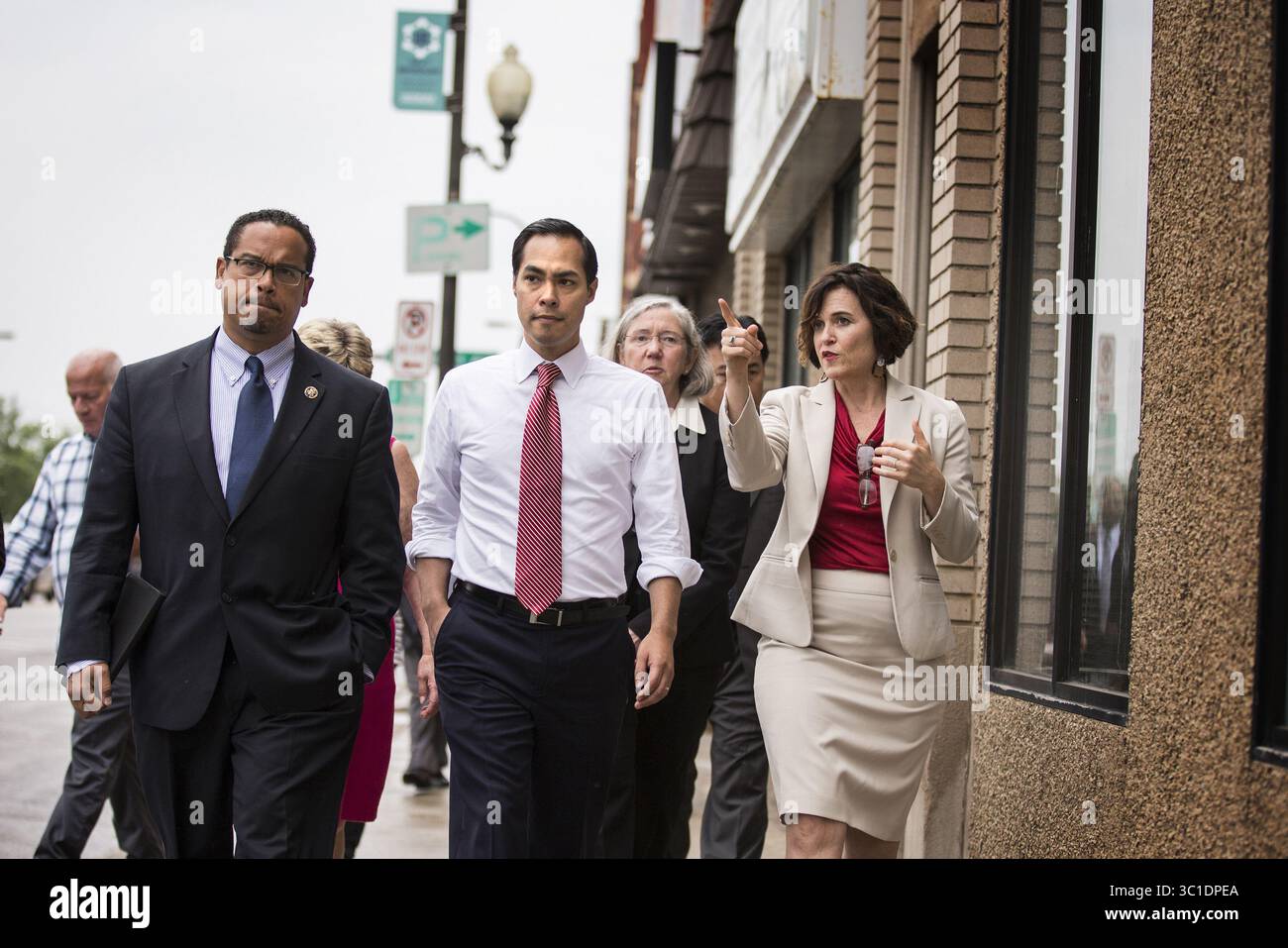 6 agosto 2015 - Minneapolis, Minnesota, Stati Uniti - Segretario del Dipartimento per l'edilizia abitativa e lo sviluppo urbano (HUD) degli Stati Uniti Julián Castro, centro, visita la Minneapolis Promise zone con Minneapolis nord con il Rep. Statunitense Keith Ellison e il sindaco di Minneapolis Betsy Hodges giovedì 6 agosto 2015. / INFORMAZIONI GENERALI: Ad aprile, HUD ha annunciato l'espansione dell'iniziativa Promise Zones a otto città aggiuntive provenienti da tutto il paese, tra cui Minneapolis, Minnesota. (Immagine di credito: Leila Navidi/Minneapolis Star Tribune/TNS via cavo ZUMA) Foto Stock