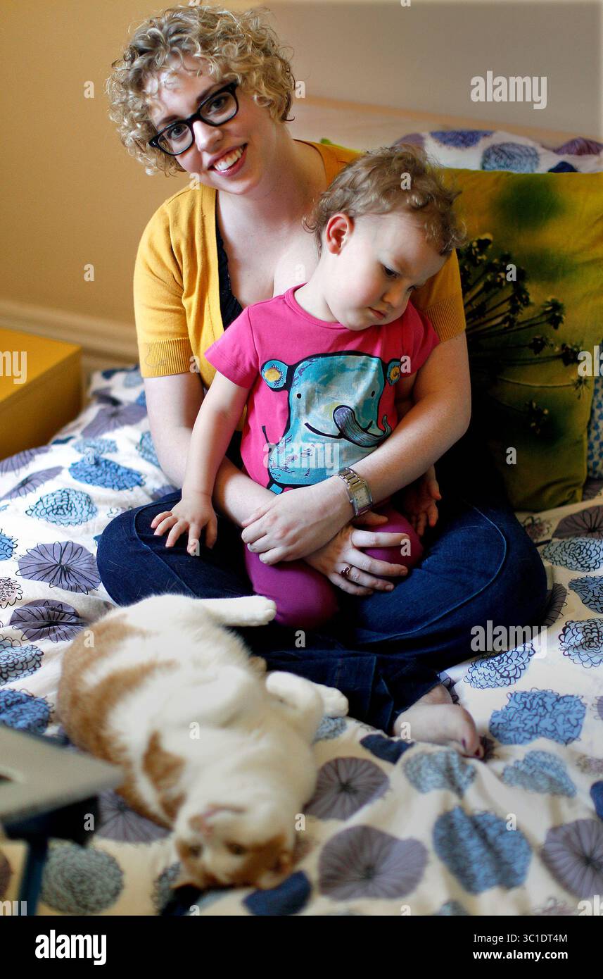 28 luglio 2010 - St. Paul, Mn, MN - Minnesota, USA - Stati Uniti - incarico #20013523A Slug: Pizza0080910 Data: Luglio 28, scrittrice freelance Alexa Stevenson, sua figlia di 2 anni Simone scrive un libro sulla gravidanza ad alto rischio - è stata ricoverata per settimane mentre trasportava gemelli, uno dei feti stava morendo dentro di lei, ma ha dovuto portare entrambi a termine. Nonostante l'argomento, il libro è leggero e a volte divertente con un lieto fine Simone THIS FOTO: La scrittrice freelance Alexa Stevenson e la sua figlia di 2 anni, Simone. (Immagine di credito: Tom Wallace/Minneapolis Star Tribune/TN Foto Stock