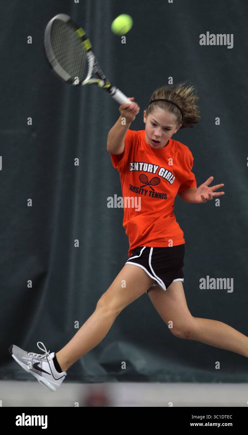 29 ottobre 2010 - Minneapolis, Minnesota - Minnesota, Stati Uniti - Minneapolis, Minnesota, Minnesota, venerdì, 10/29/10 Torneo di tennis femminile di classe 2A. Jessica Aney della Rochester Century ritornò un volley contro Kelsey Frechette, anch'essa della Rochester Century nel campionato femminile di singolare. (Immagine di credito: Bruce Bisping/Minneapolis Star Tribune/TNS via cavo ZUMA) Foto Stock